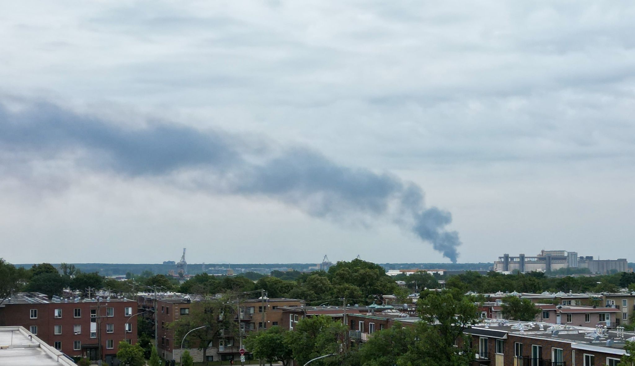 Un incendie majeur fait rage à Saint-Hubert