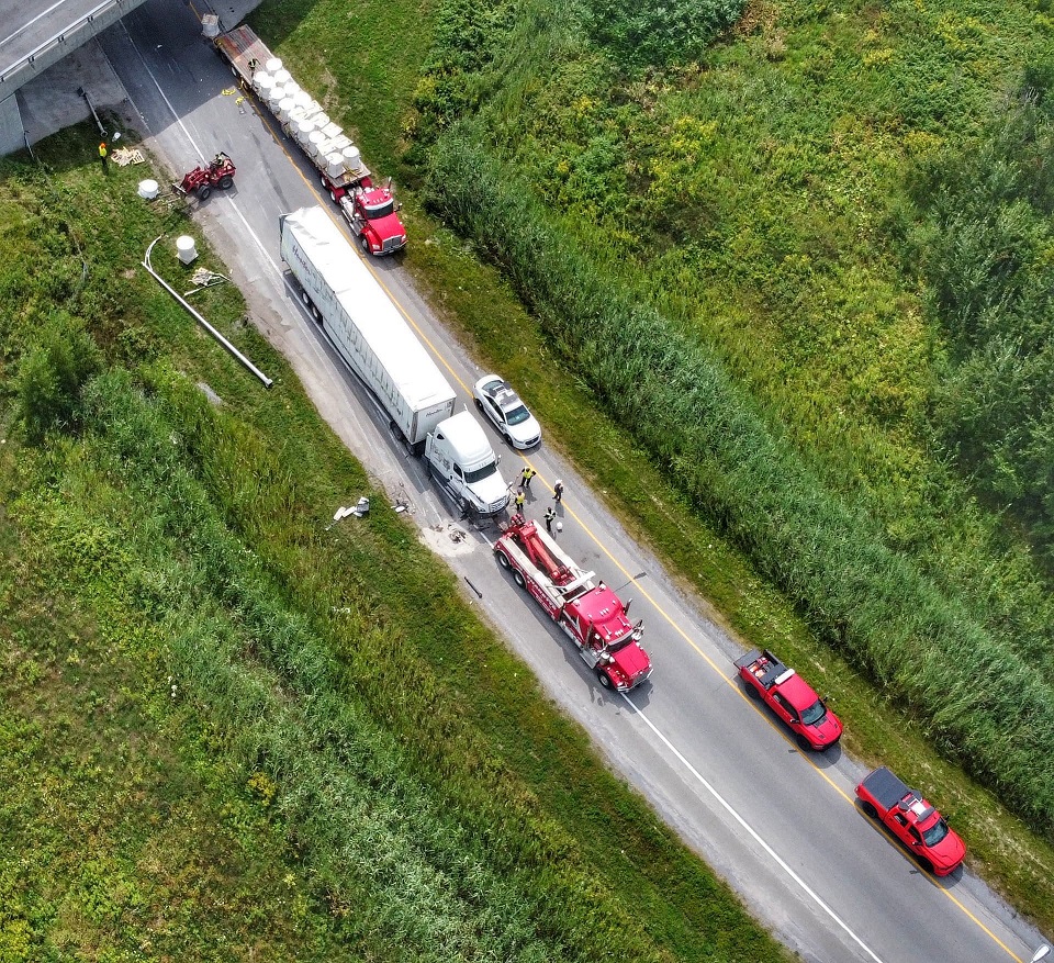 VIDÉO – Un camion semi-remorque se renverse à Saint-Constant