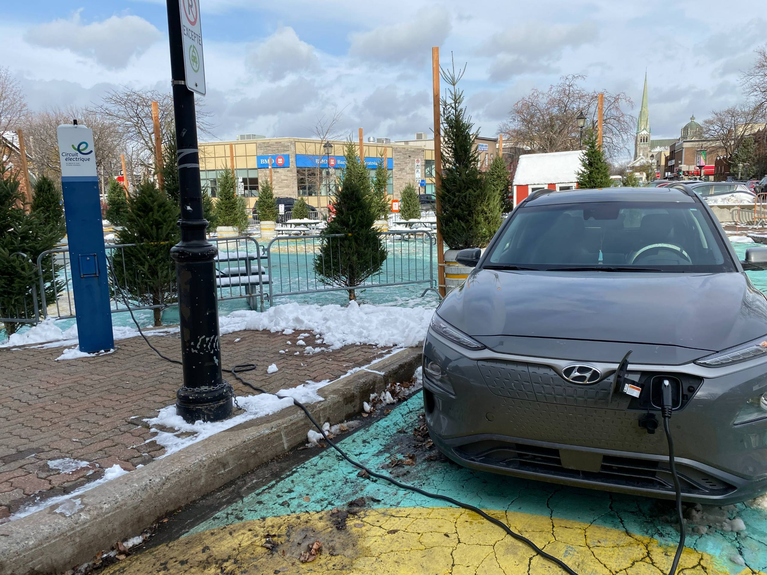 Bornes de recharge électriques : les stationnements municipaux favorisés