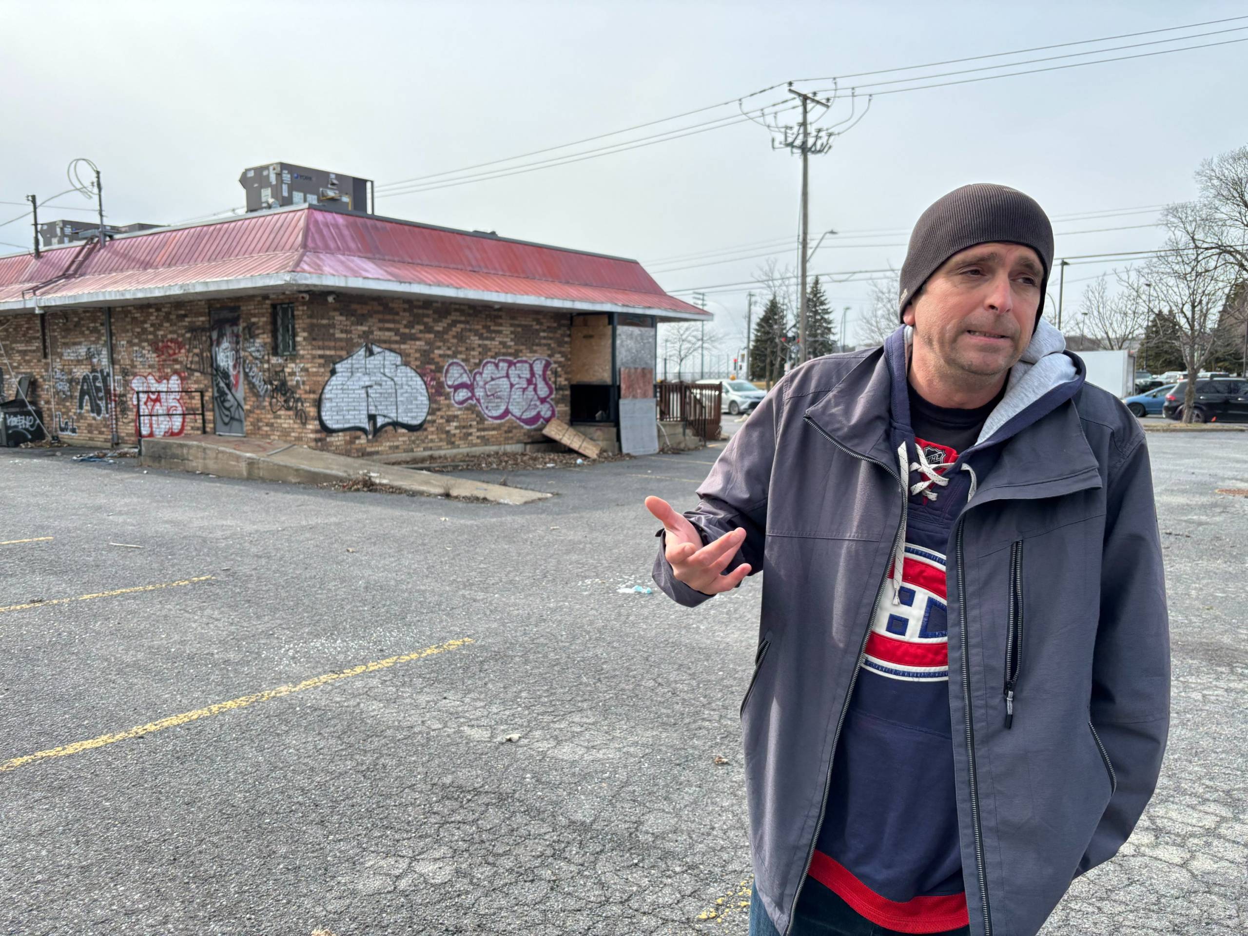 Immeuble de quatre étages : un voisin de l’ancien Dic Ann’s furieux contre la Ville