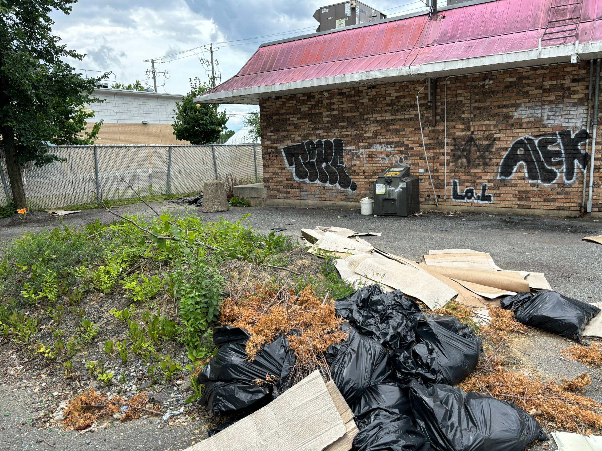 Longueuil : des voisins dénoncent la présence d’un «dépotoir» à l’arrière de l’ancien Dic Ann’s