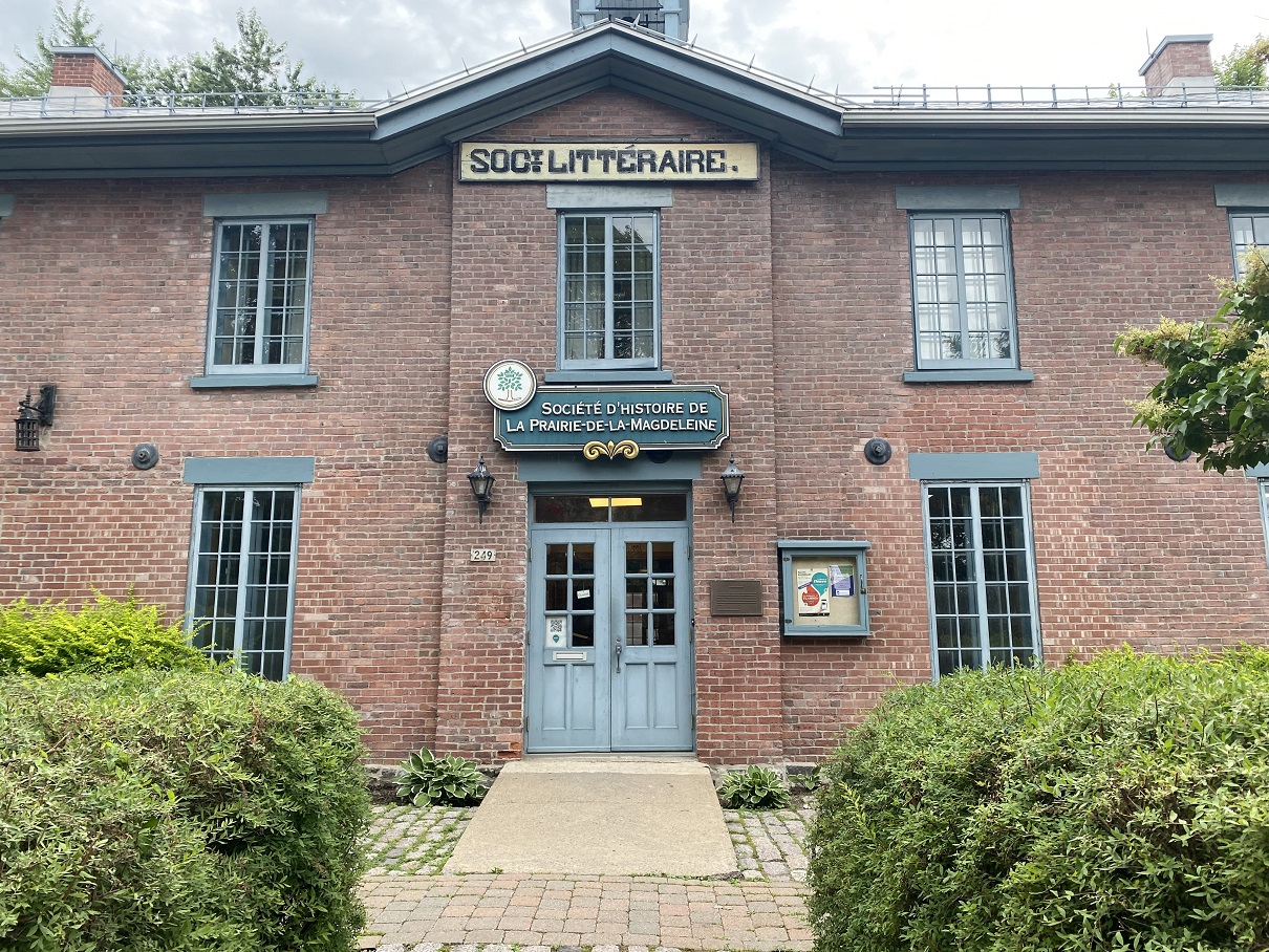 VIDÉO – La Société d’histoire de La Prairie-de-la-Magdeleine souligne ses 50 ans dans une exposition