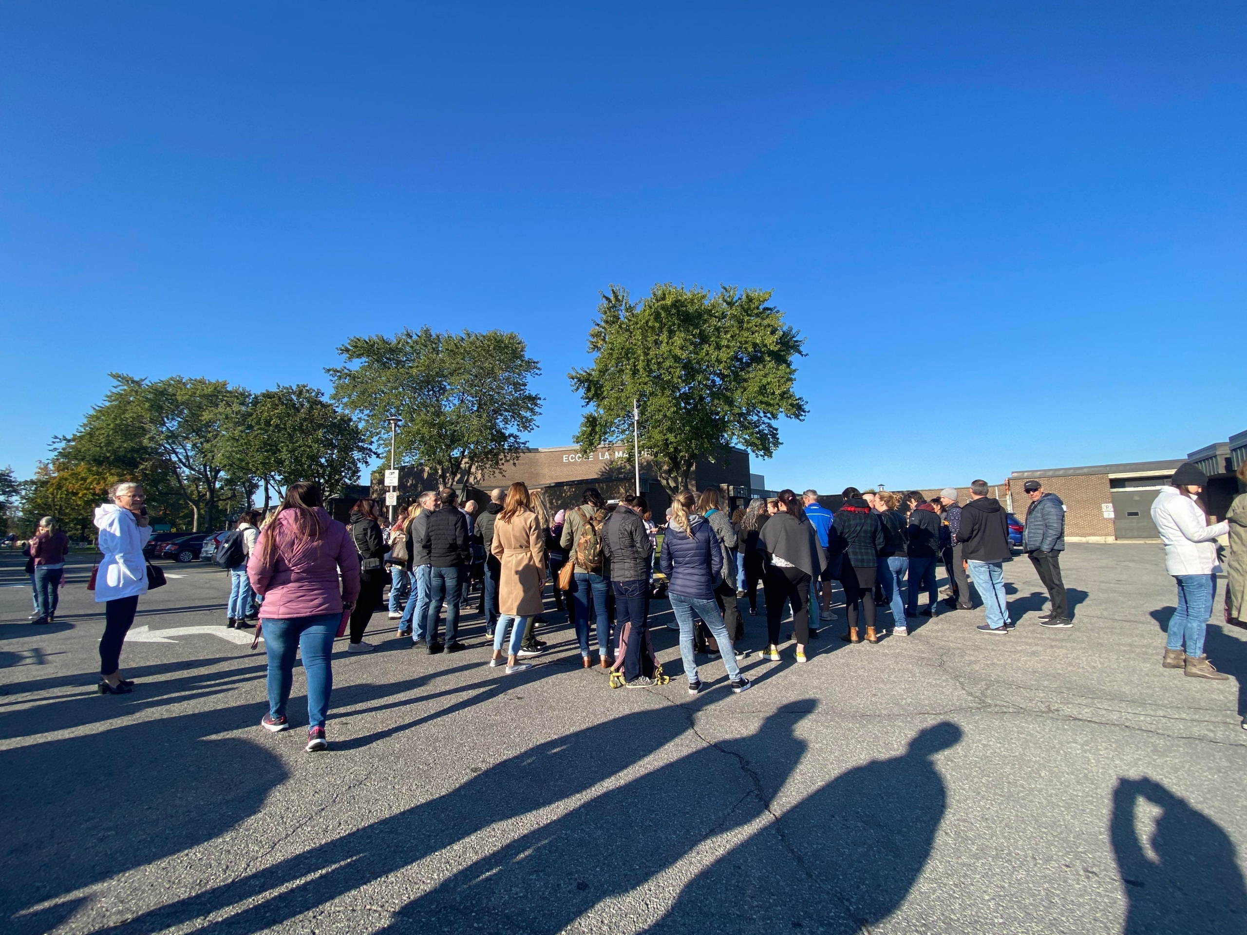 VIDÉO – Les profs de la Magdeleine négocient à l&rsquo;extérieur de l&rsquo;école