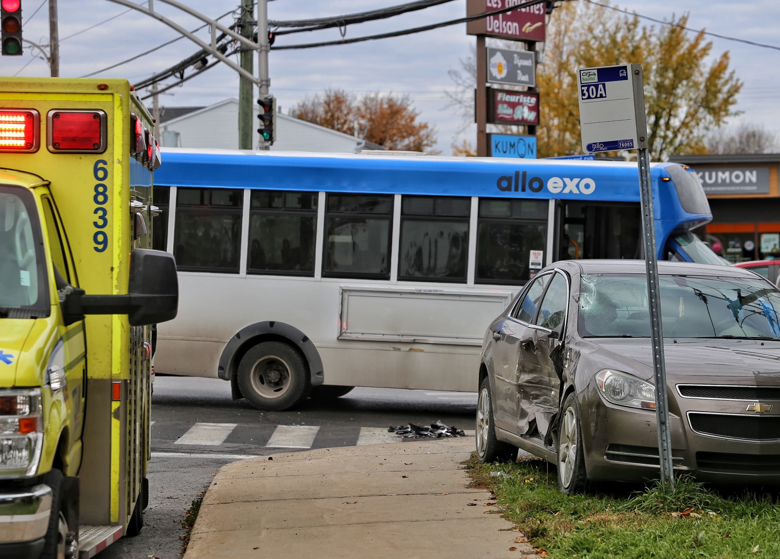 VIDÉO – Collision entre une voiture et un autobus à Delson
