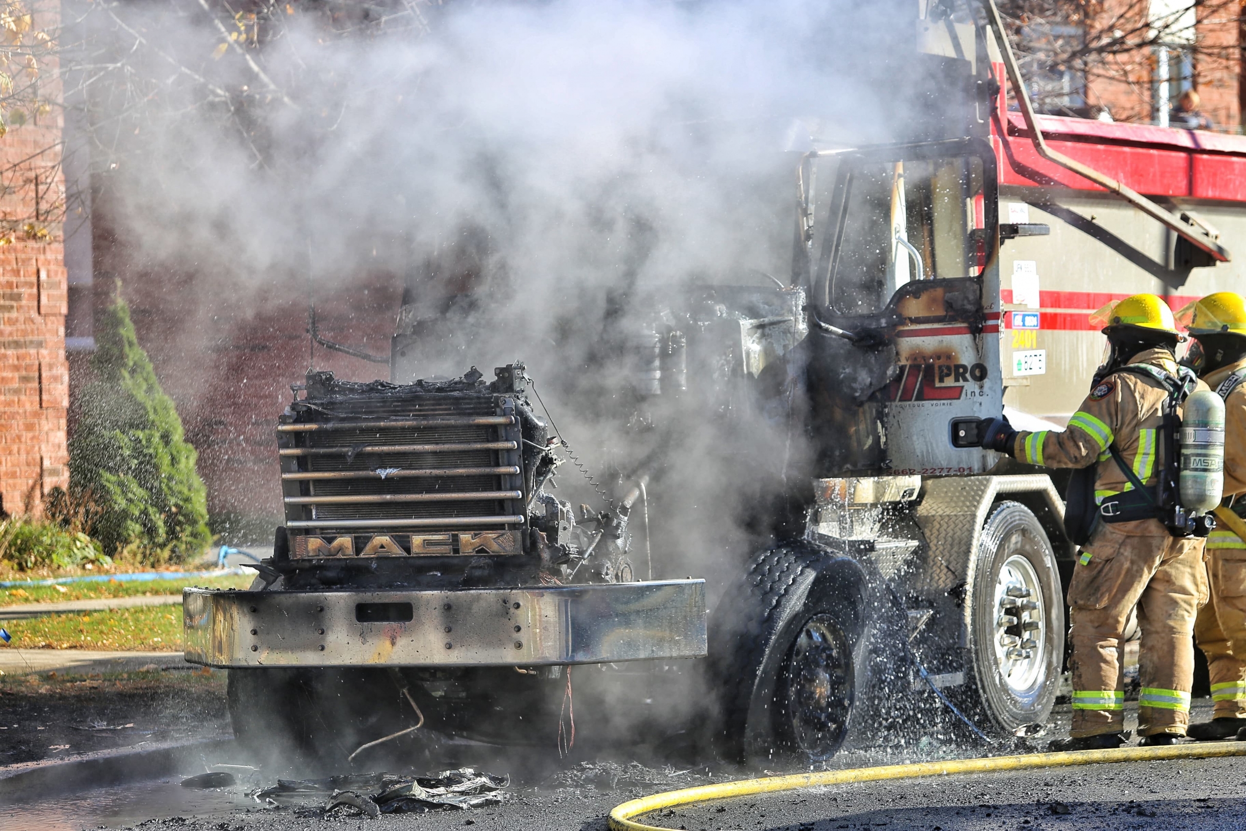 VIDÉO – Un camion prend feu à La Prairie