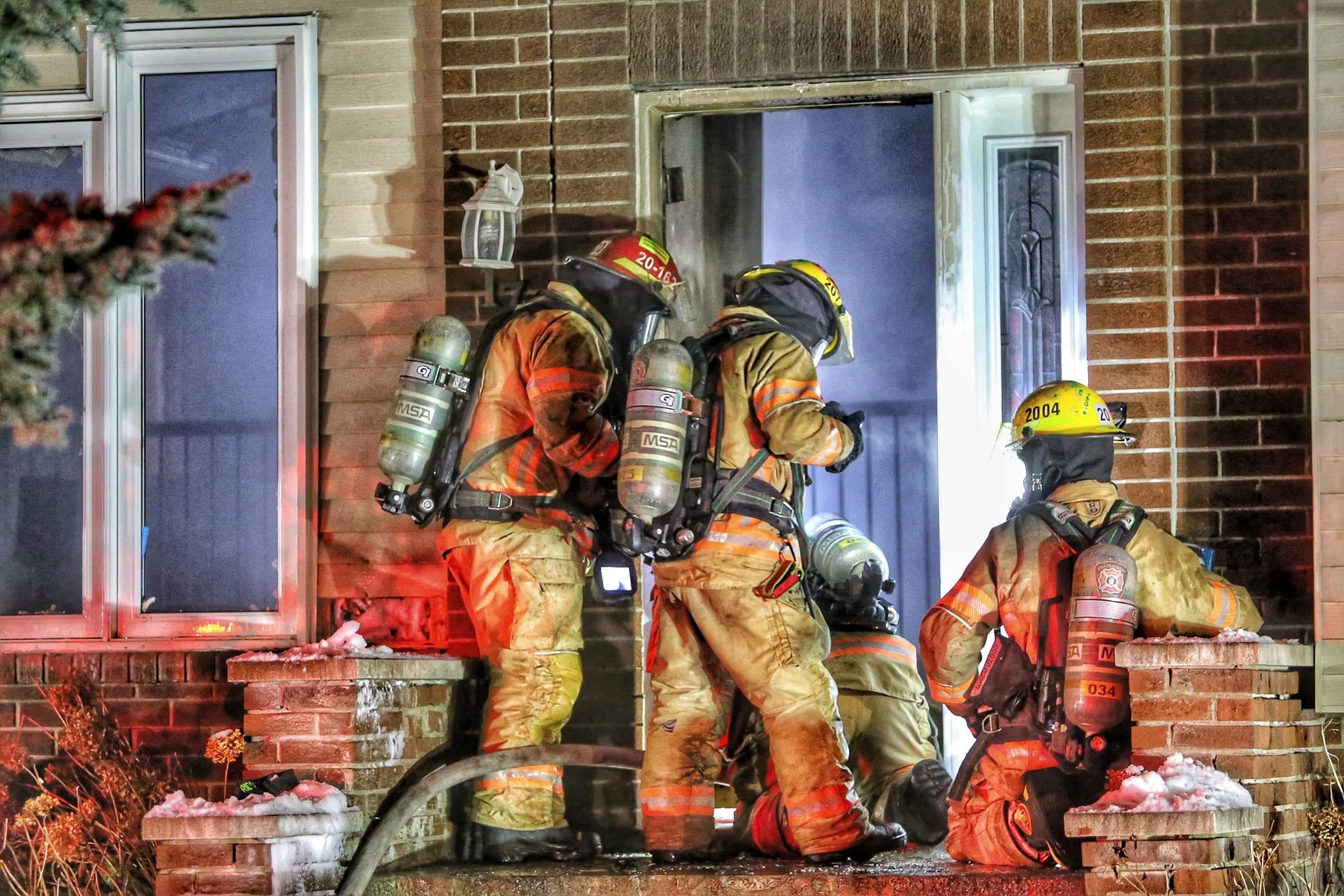 VIDÉO – Une maison détruite par les flammes à Saint-Constant