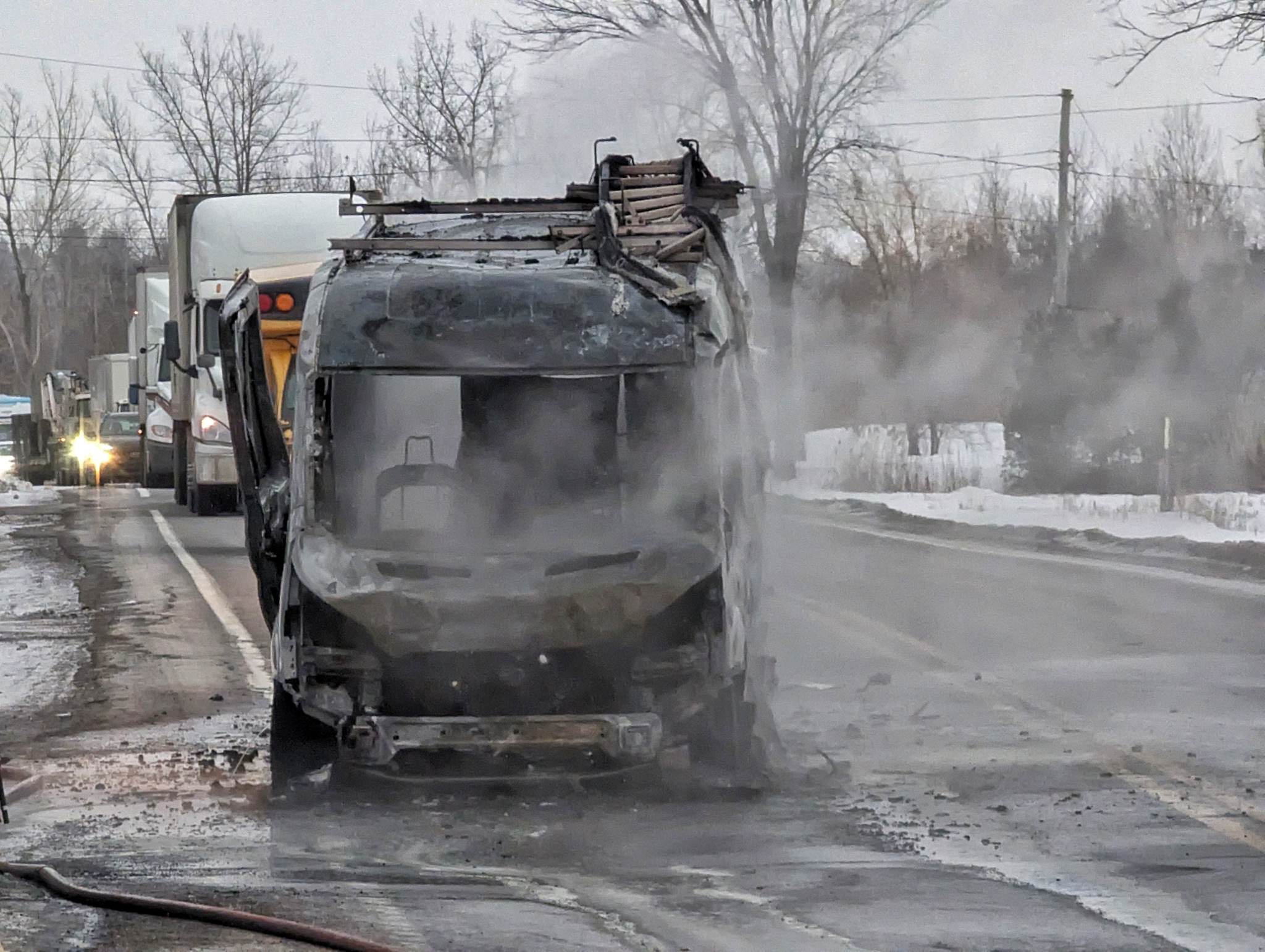 VIDÉO – Camionnette en feu à la suite d&rsquo;un accident avec un bus scolaire