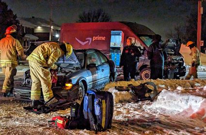 VIDÉO – Collision entre une voiture et un véhicule Amazon à Saint-Constant