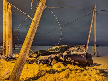 VIDÉO – Elle perd le contrôle et percute un poteau
