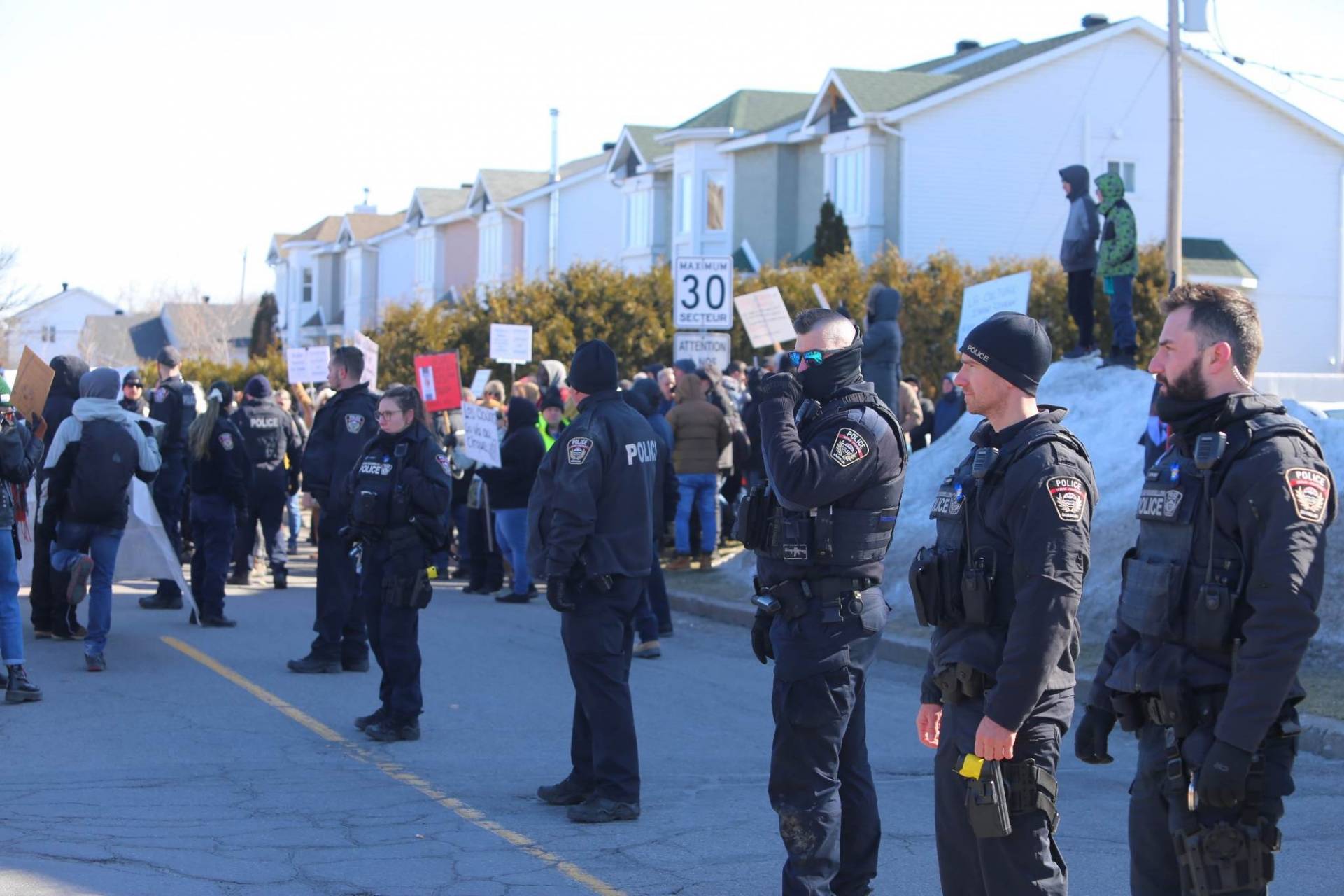 VIDÉO – L&rsquo;heure du conte déplacée, trois manifestants arrêtés