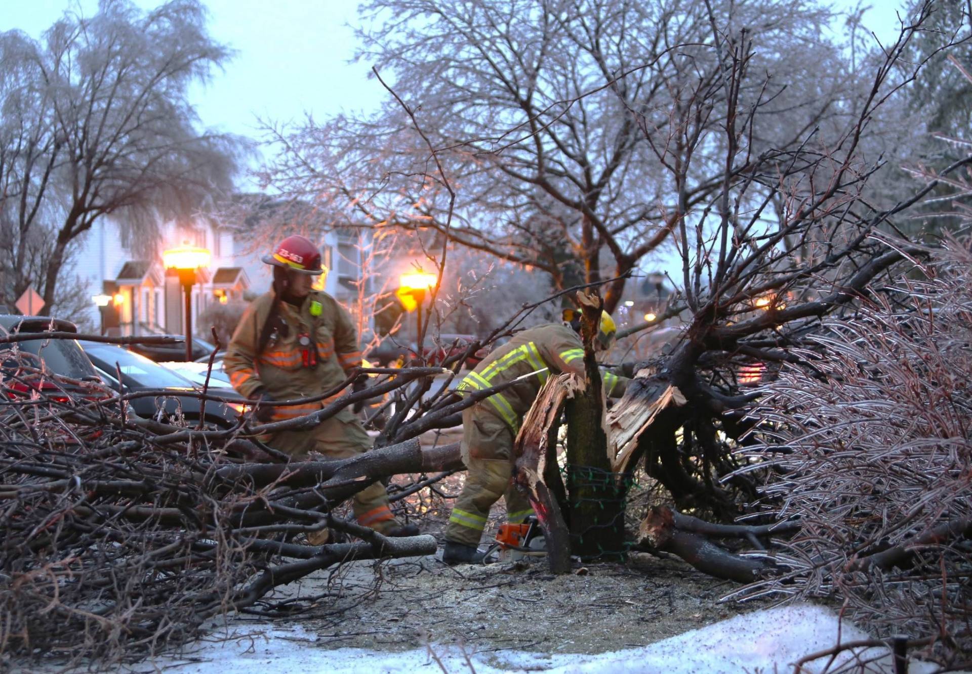 VIDÉOS – Verglas : lourd bilan
