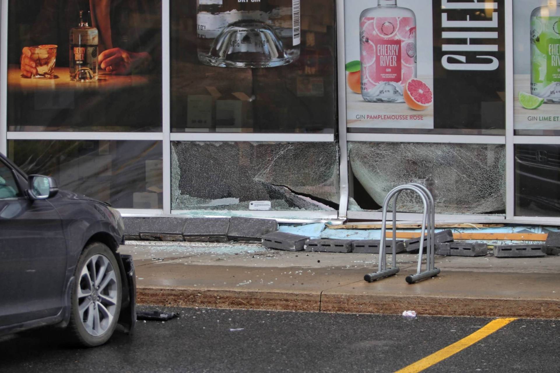 VIDÉO – Une conductrice percute la succursale de la SAQ à Candiac