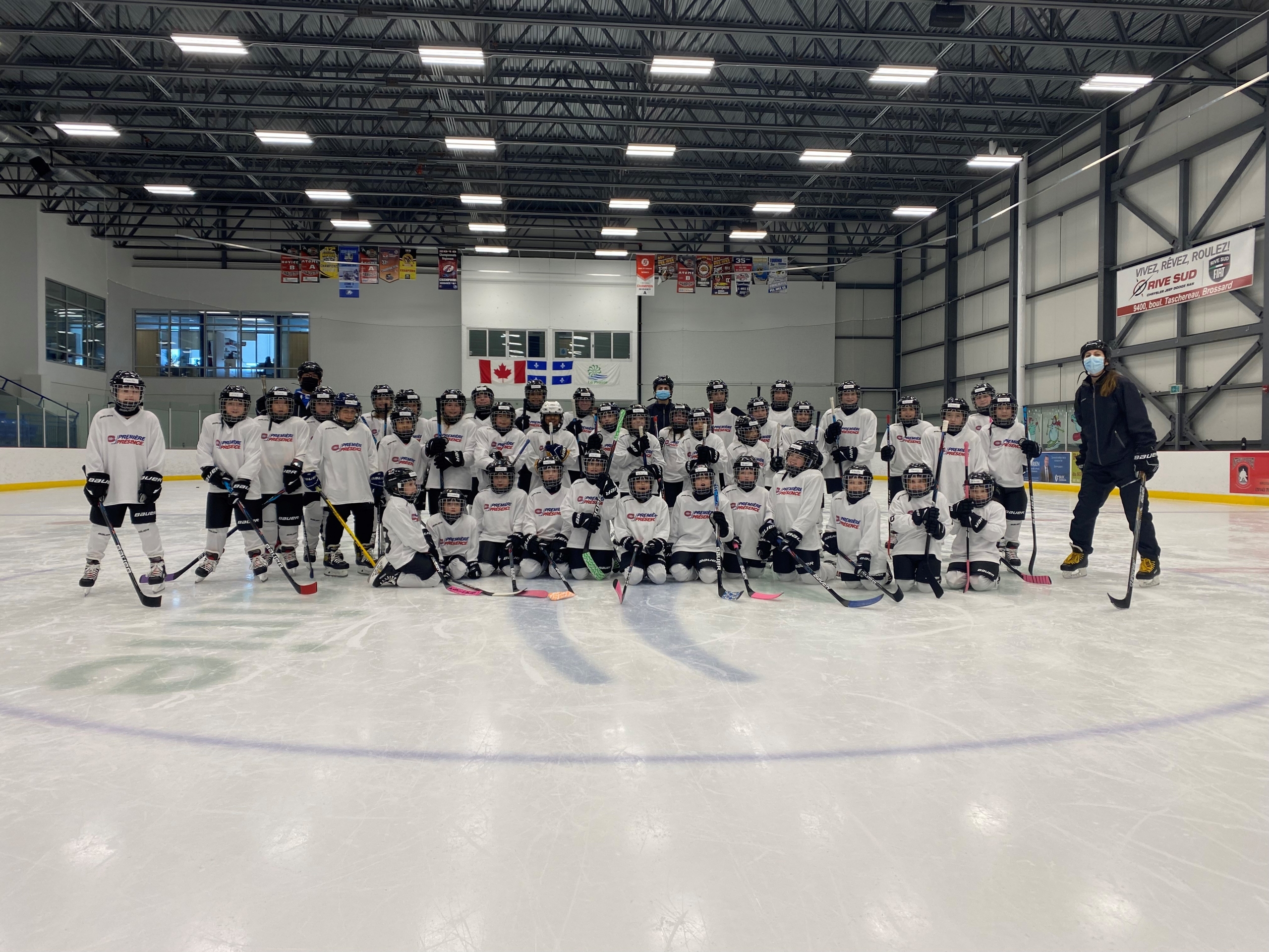 Des jeunes filles s’initient au hockey à La Prairie