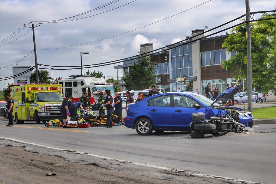 VIDÉO – Un conducteur éjecté de sa moto après une collision à Delson