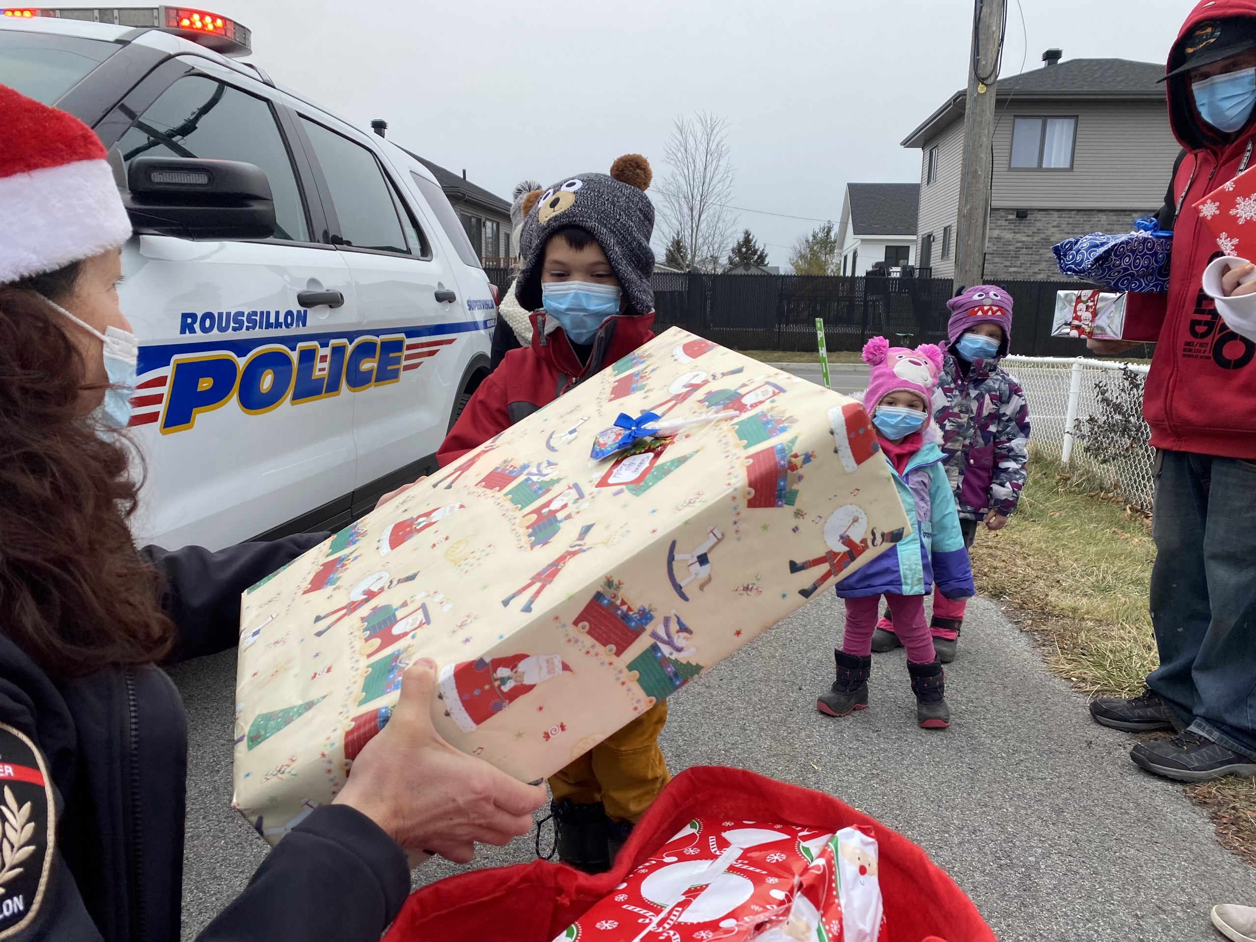 Les policiers de Roussillon livrent des cadeaux à 100 enfants