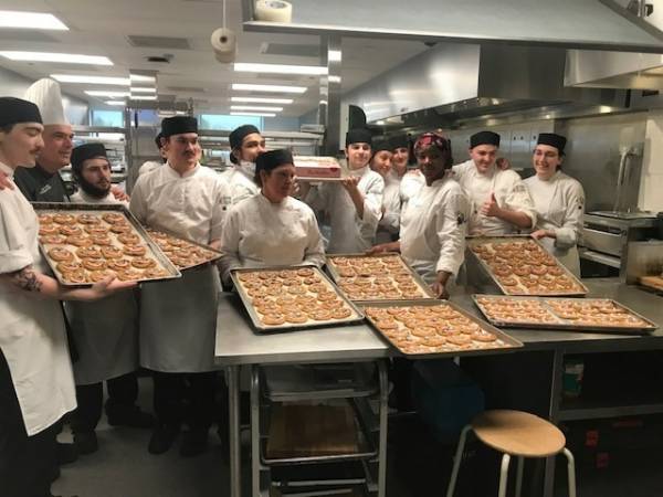 Biscuits sourires : l’École Hôtelière de la Montérégie met la main à la pâte