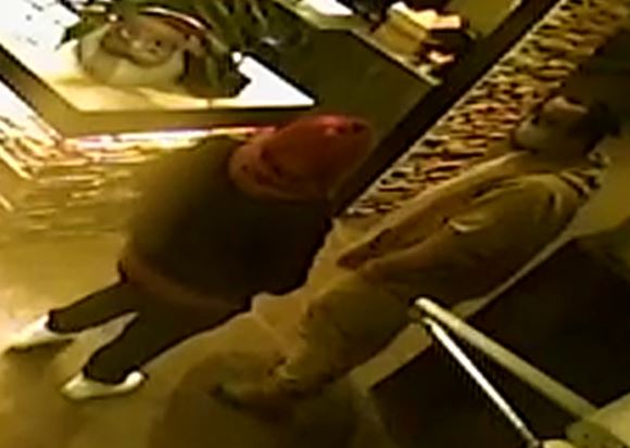 La police cherche des suspects de fraude dans un restaurant