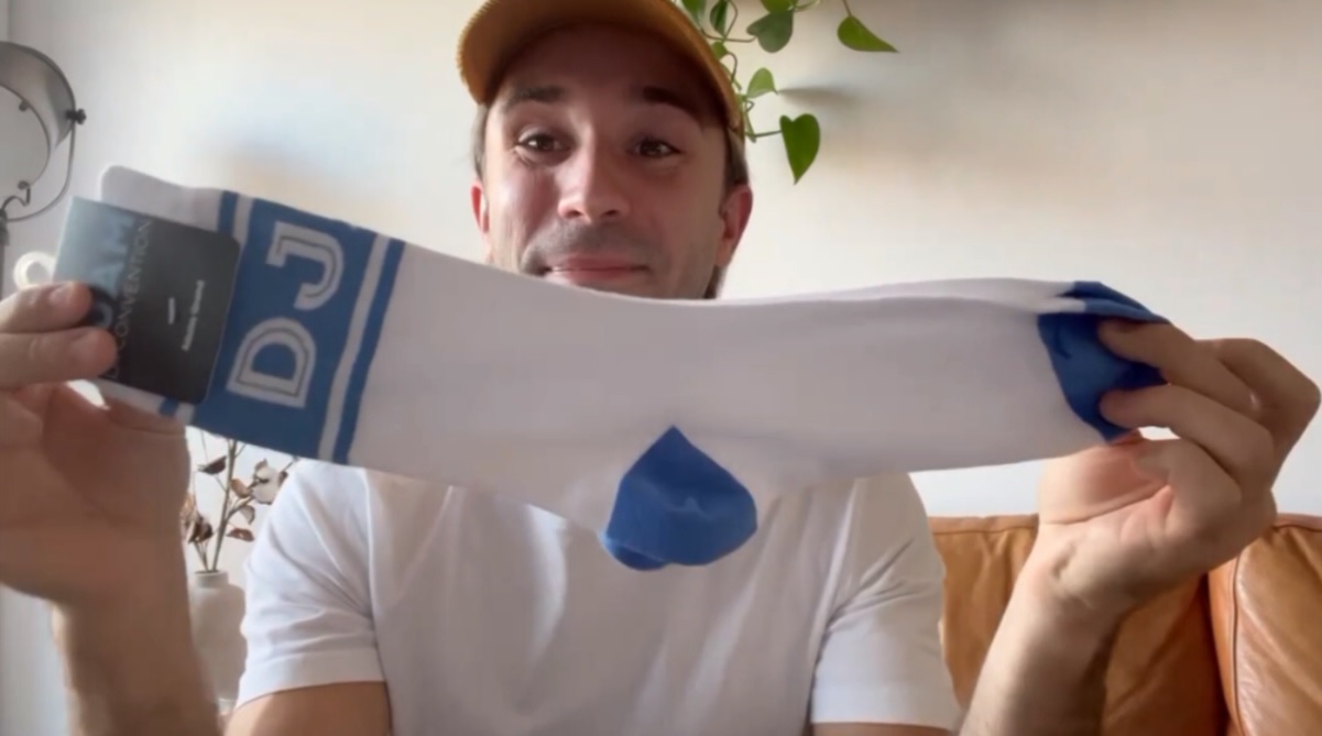 VIDÉO – Alex Francoeur vend des bas pour Partage