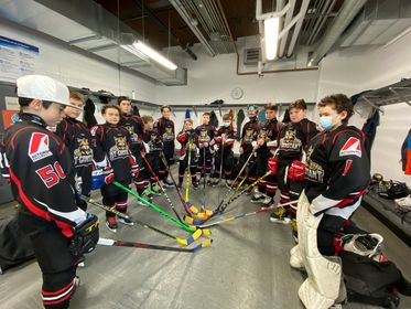 De jeunes hockeyeurs de Saint-Constant affichent leur soutien à l’Ukraine
