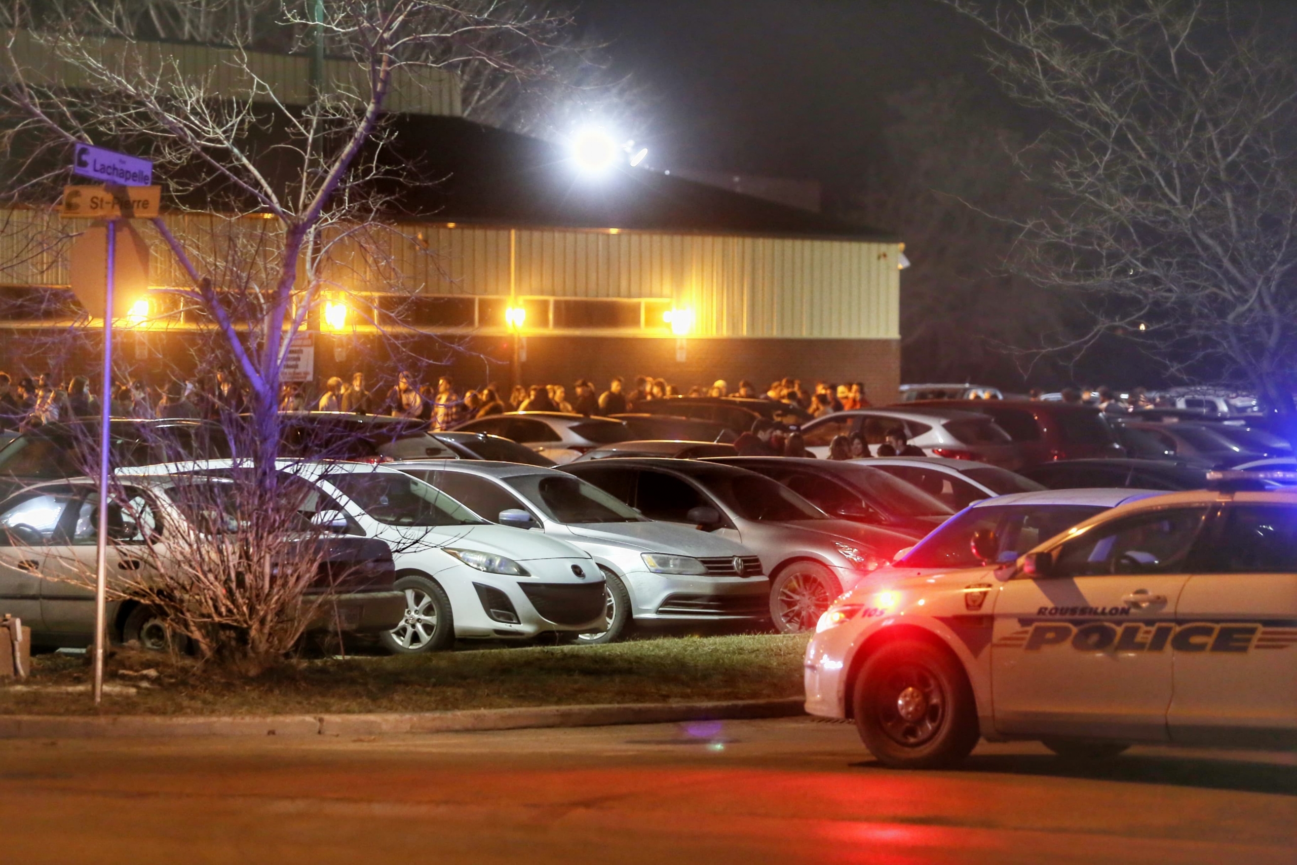 Intervention policière et arrestation à l’extérieur d’un bar de Saint-Constant