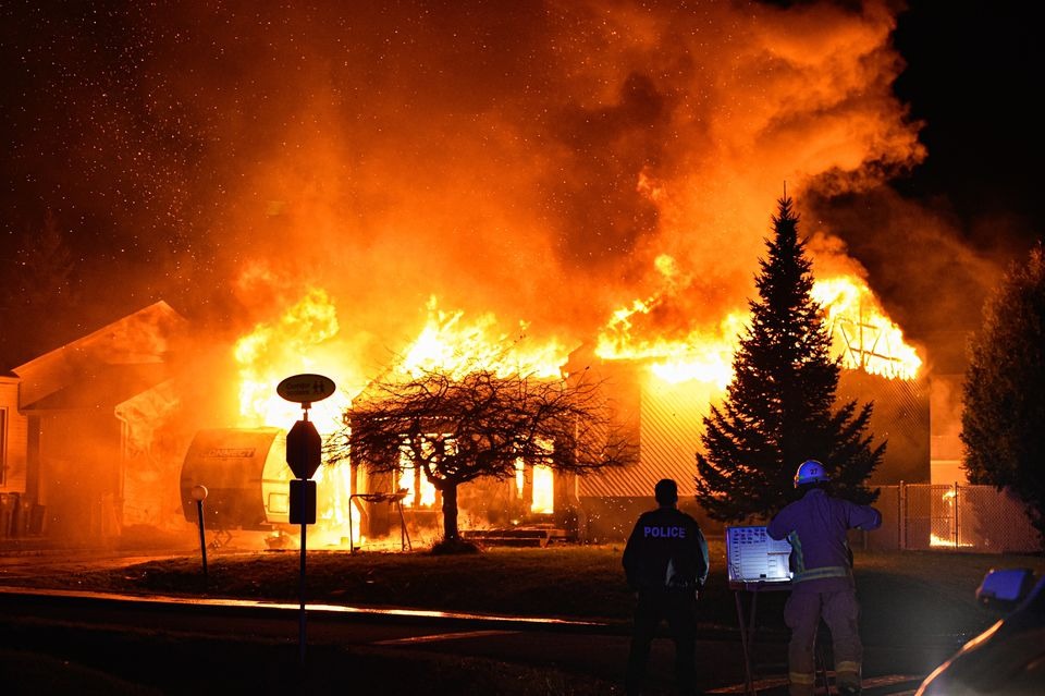 Le feu ravage une maison à Saint-Philippe