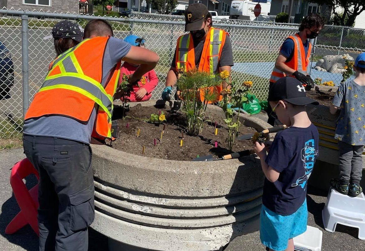 Une centaine de jeunes fleurissent Delson
