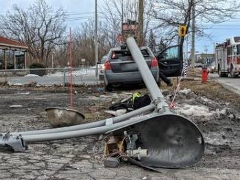 Un automobiliste fauche un lampadaire