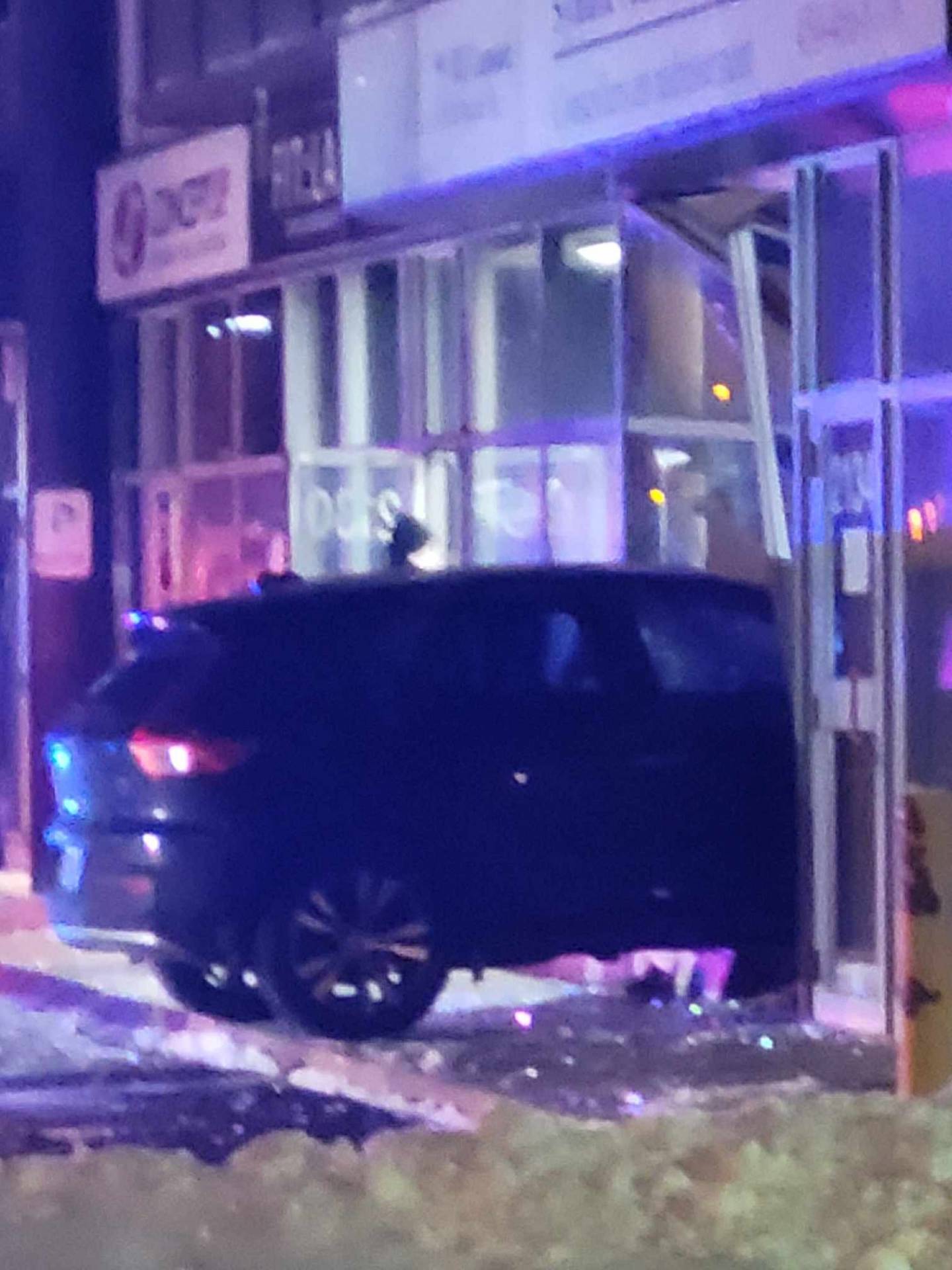 Une conductrice engouffre son véhicule dans un commerce de l’avenue Victoria