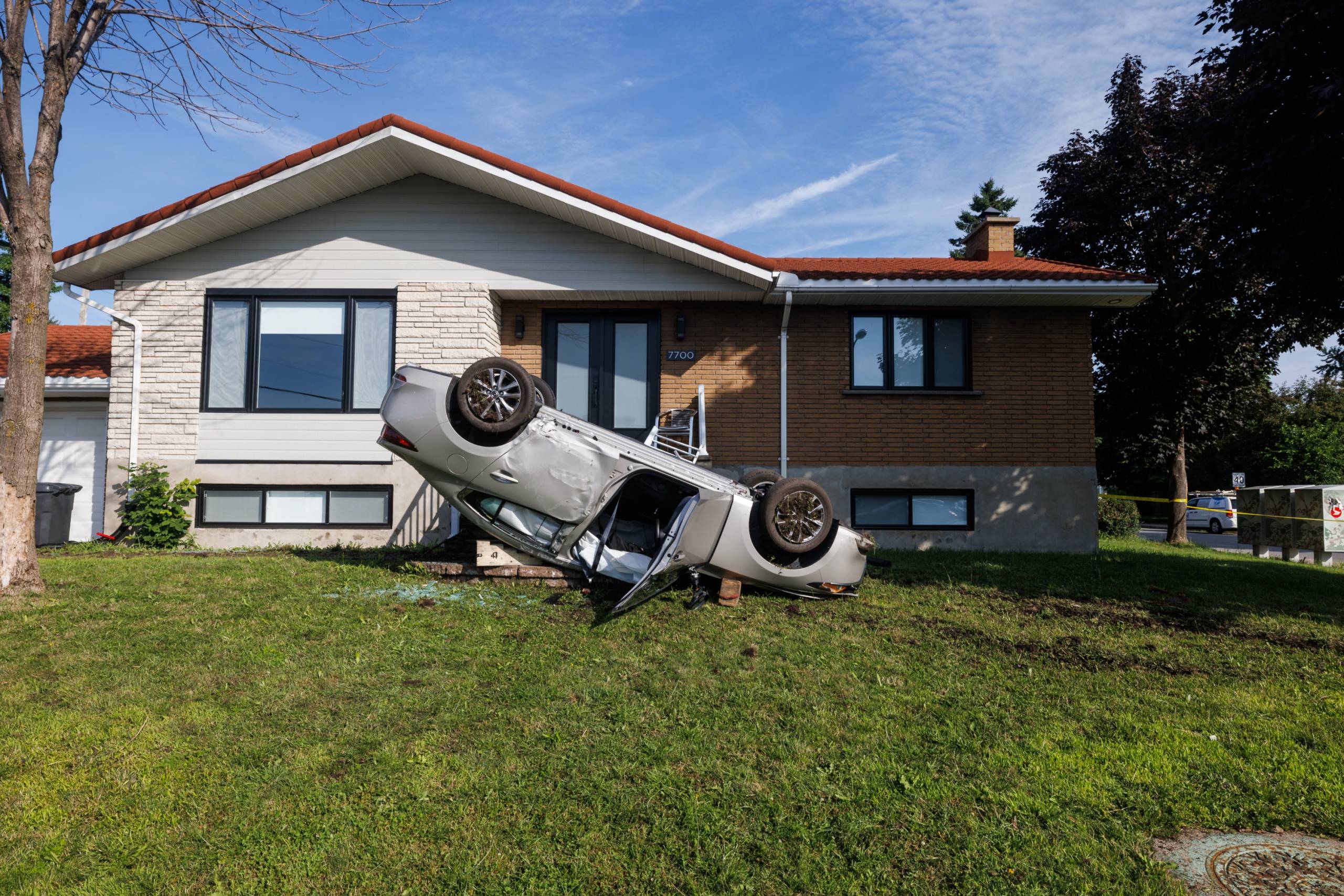 Une voiture se retrouve à l&rsquo;envers devant une entrée du boul. Milan