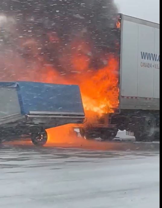 Un véhicule en flamme lors d’un carambolage sur l’autoroute 30
