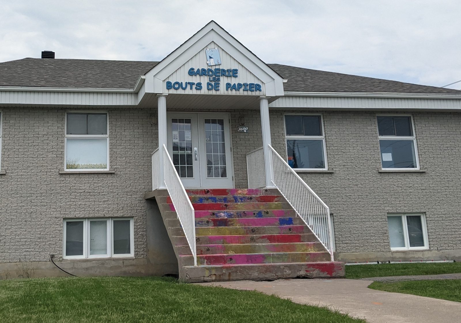 Garderie les bouts de papier: une &eacute;ducatrice sp&eacute;cialis&eacute;e cong&eacute;di&eacute;e t&eacute;moigne