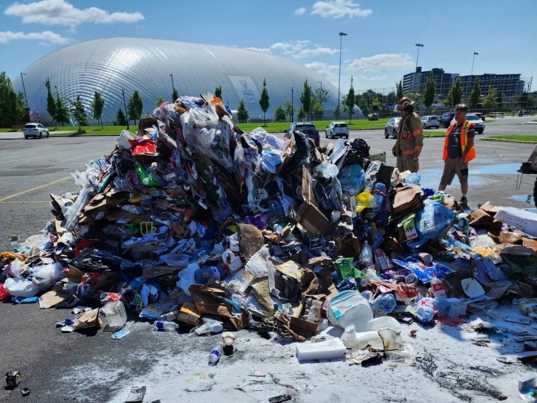 Un camion de collecte prend feu à Longueuil