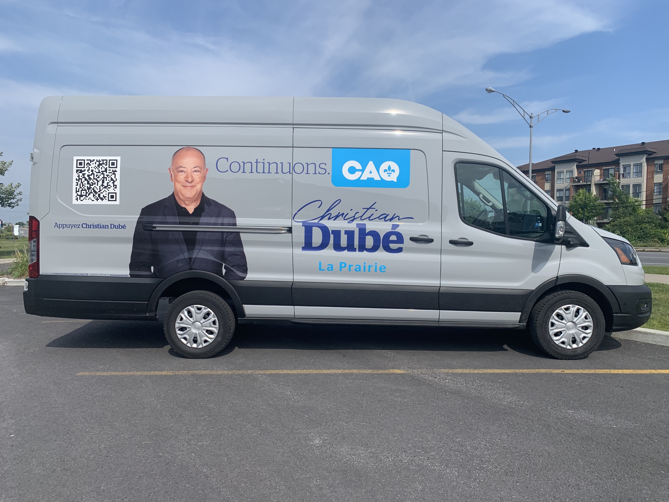 Christian Dubé fait campagne en véhicule 100% électrique