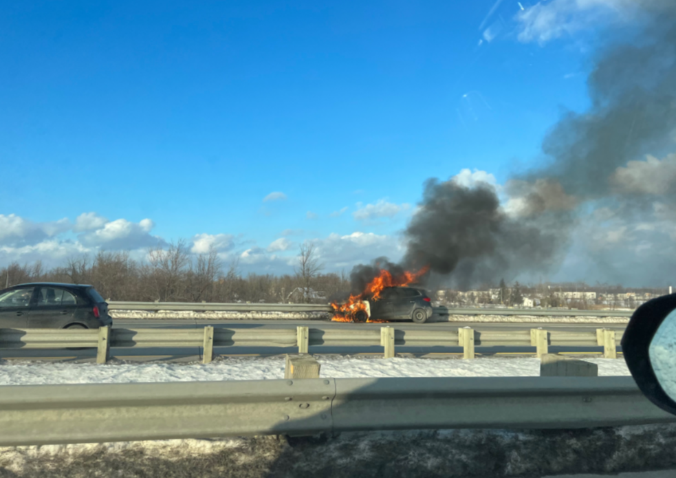 Véhicule en feu sur l’autoroute 30