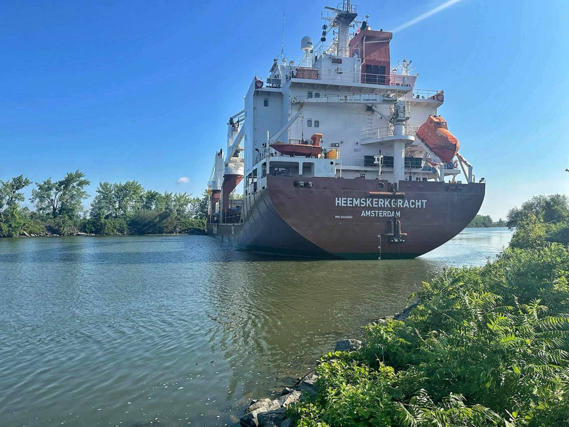 Le trafic maritime bloqué à cause d’un navire échoué à Kahnawake