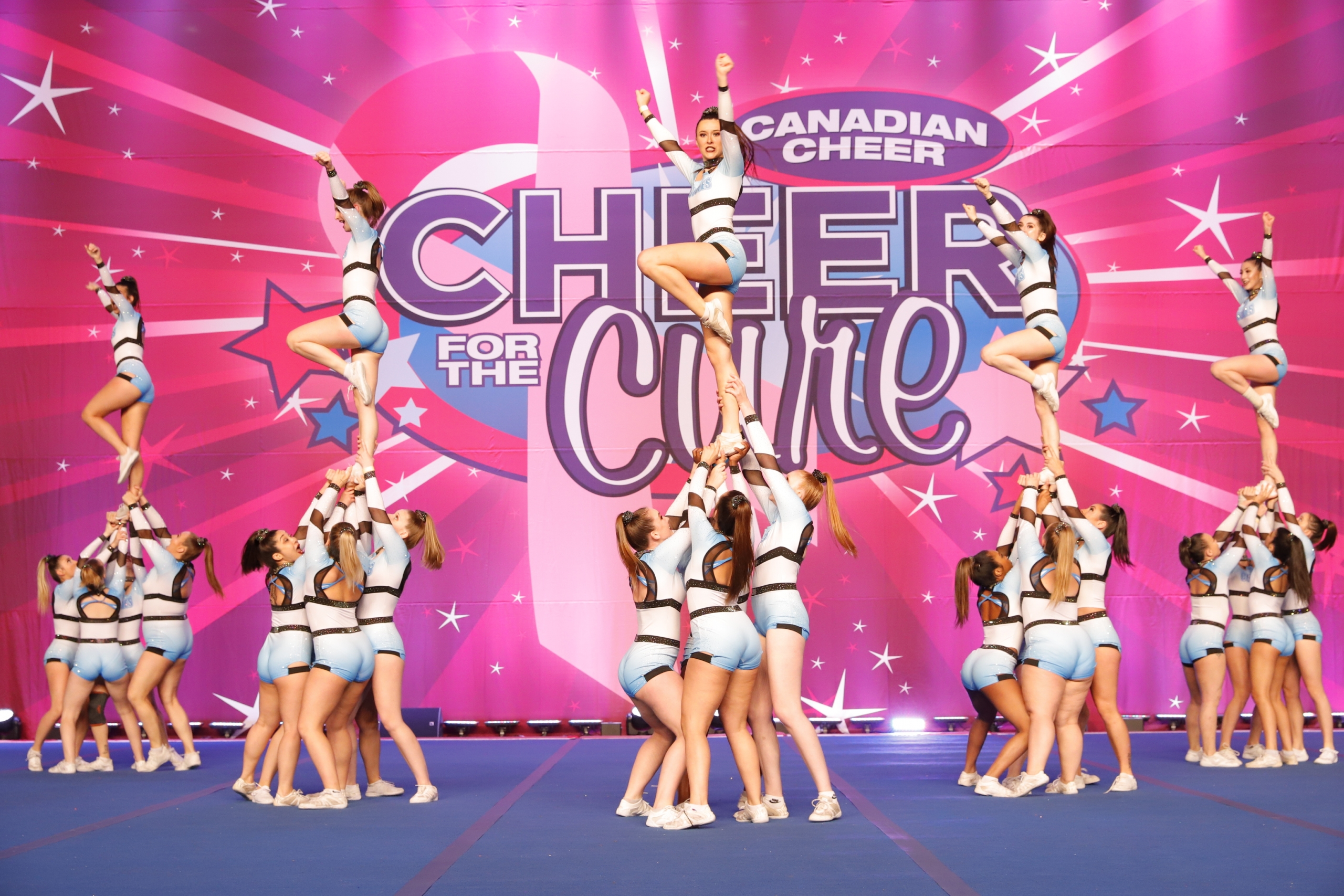 Les cheerleaders du Centre Coyotes commencent leur saison en force