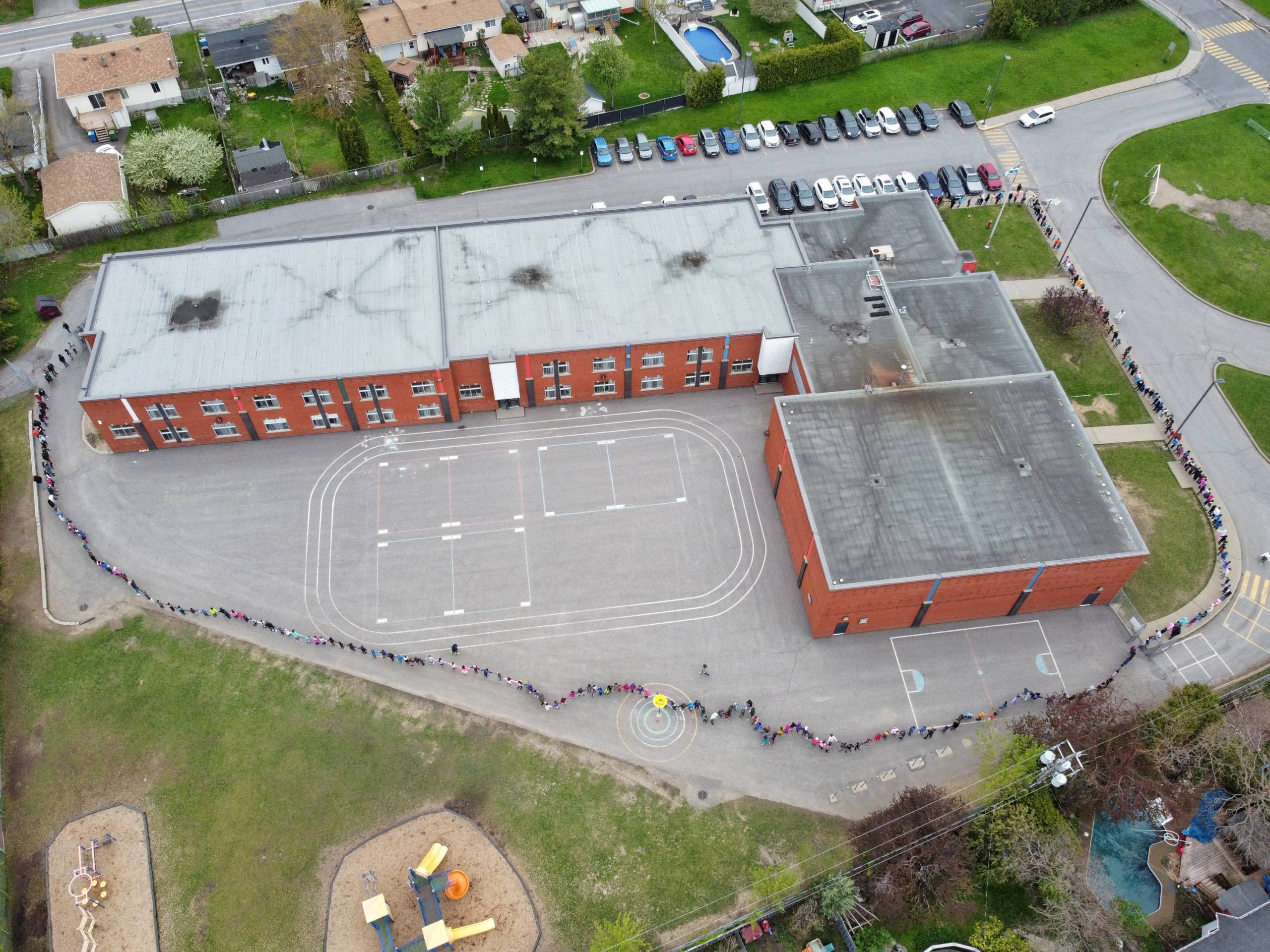Santé mentale : une chaîne humaine autour de l’école de l’Odyssée