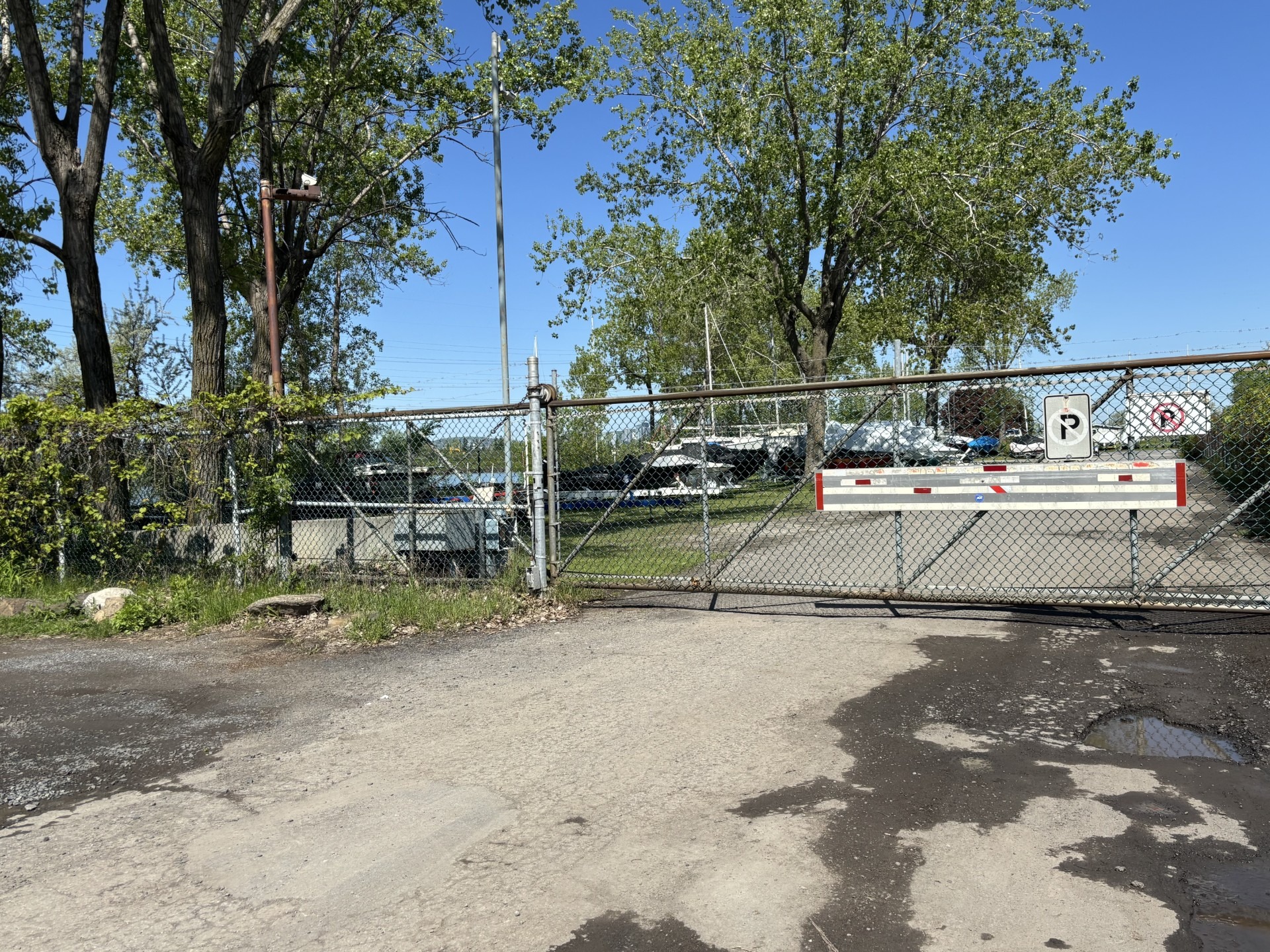 Public ou privé ? Un bout de terrain près du fleuve débattu