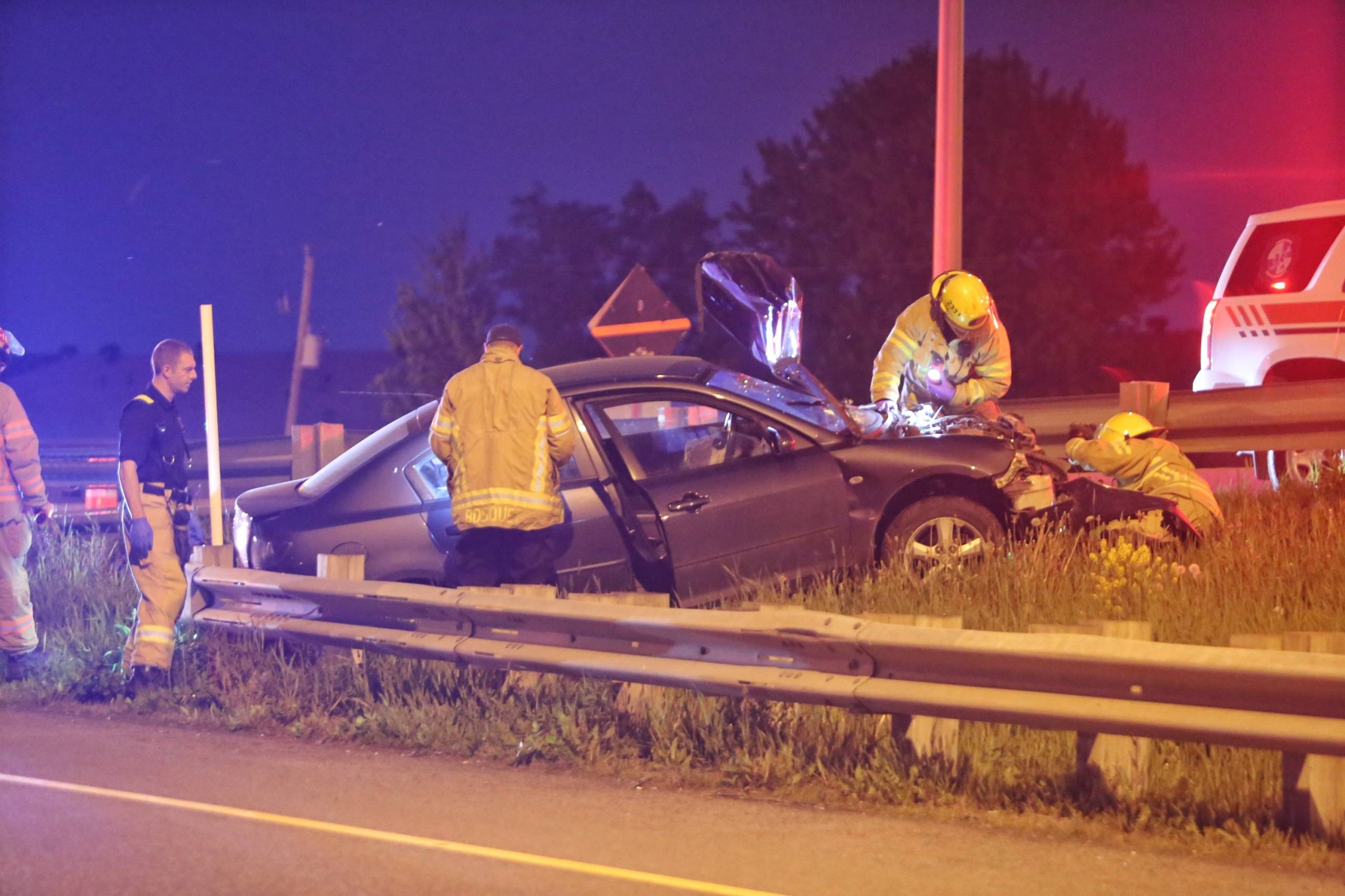 Il abandonne sa voiture après une collision matérielle