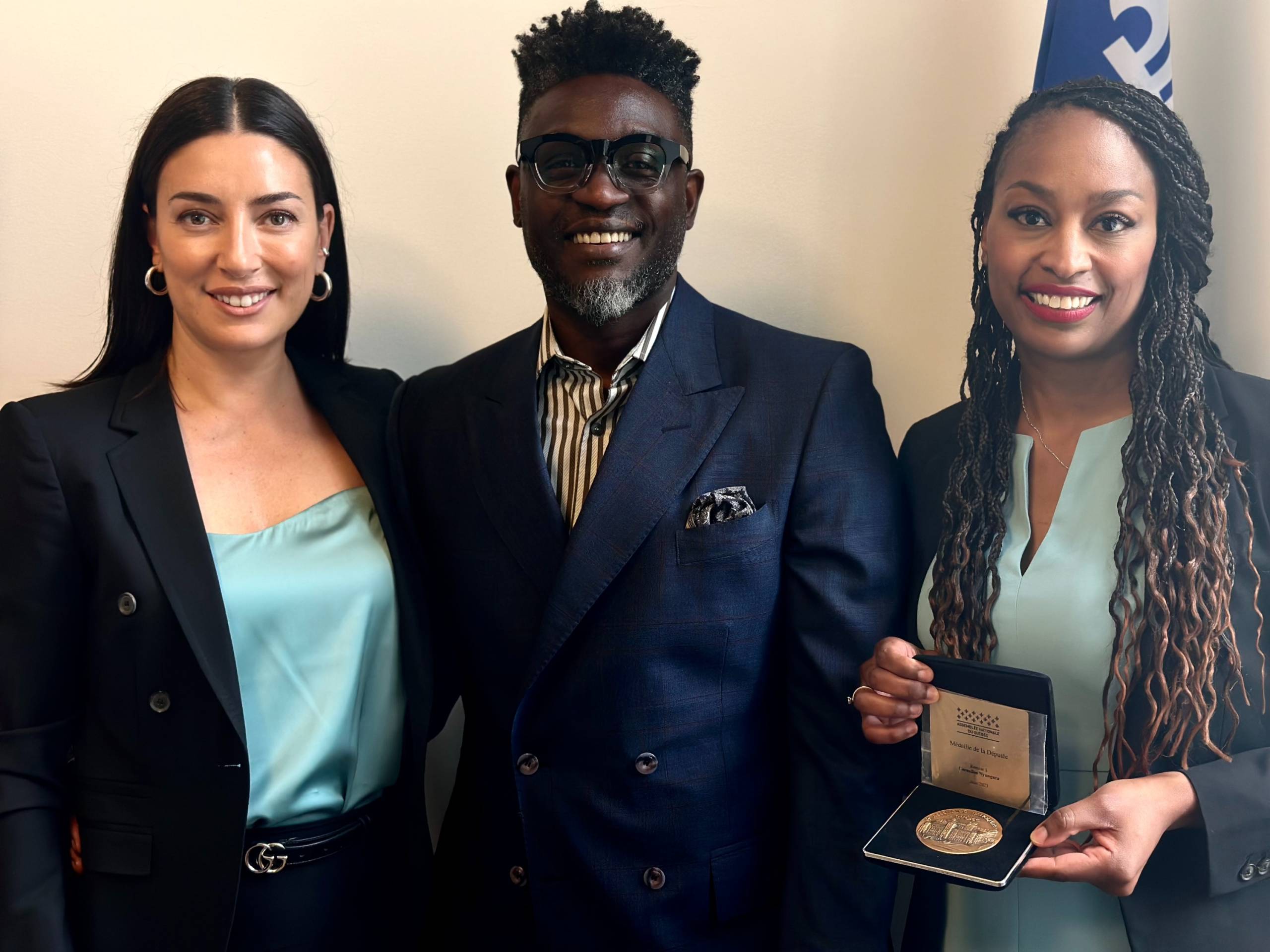 La députée Dorismond remet à Corneille la médaille de l&rsquo;Assemblée nationale