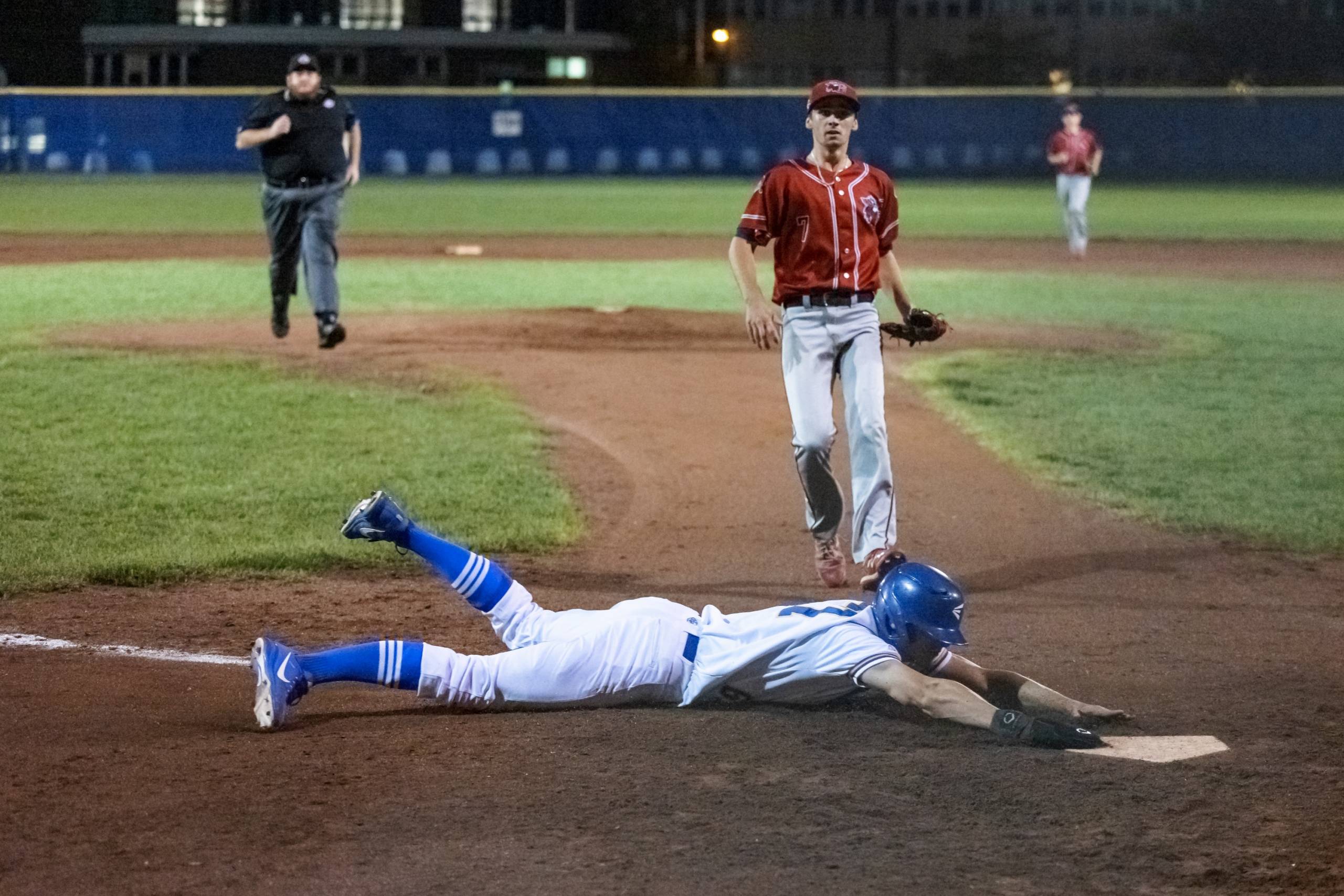 Une poussée en fin de match donne une 5e victoire aux Ducs