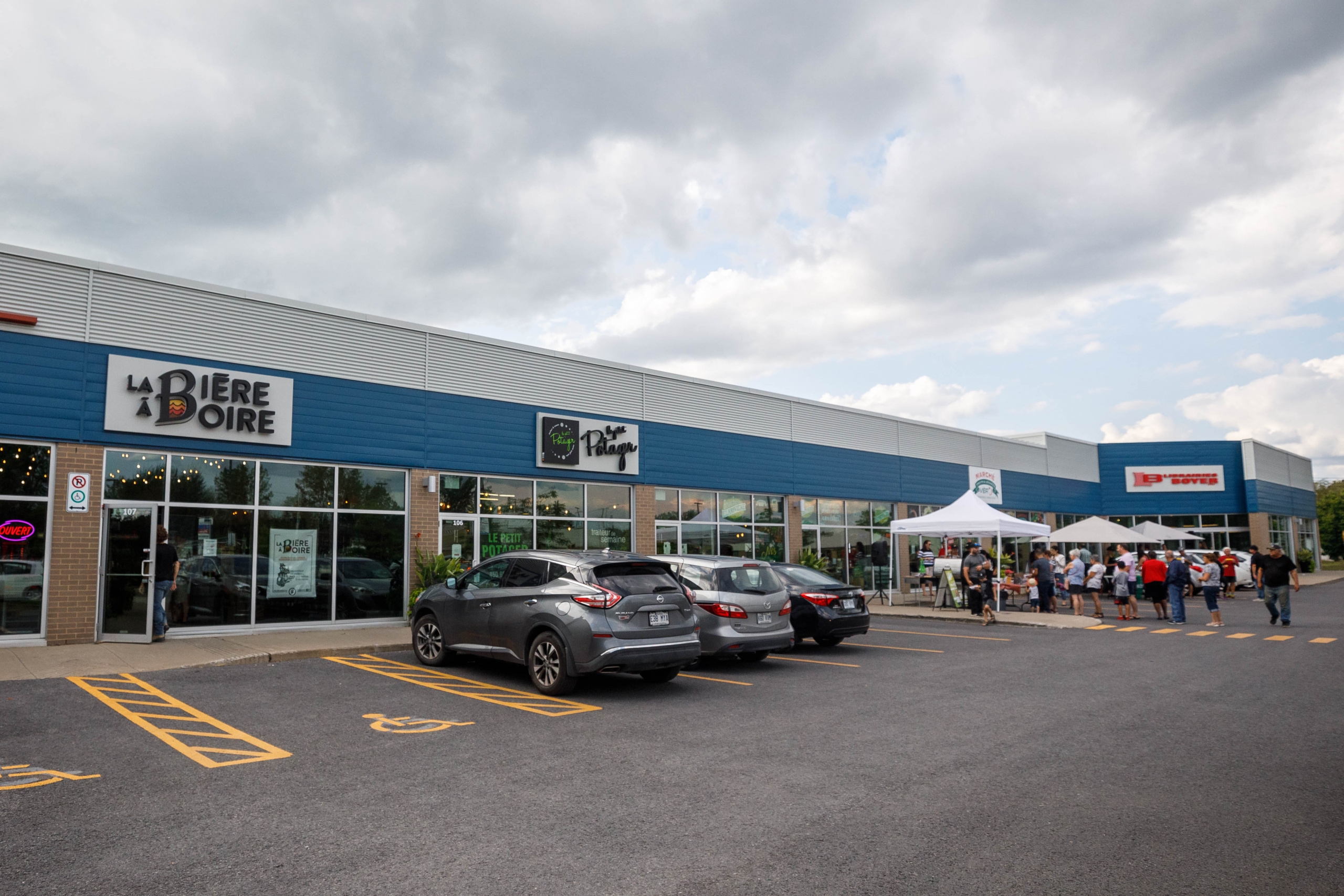 Des marionnettes exposées dans les vitrines du Quartier de la gare