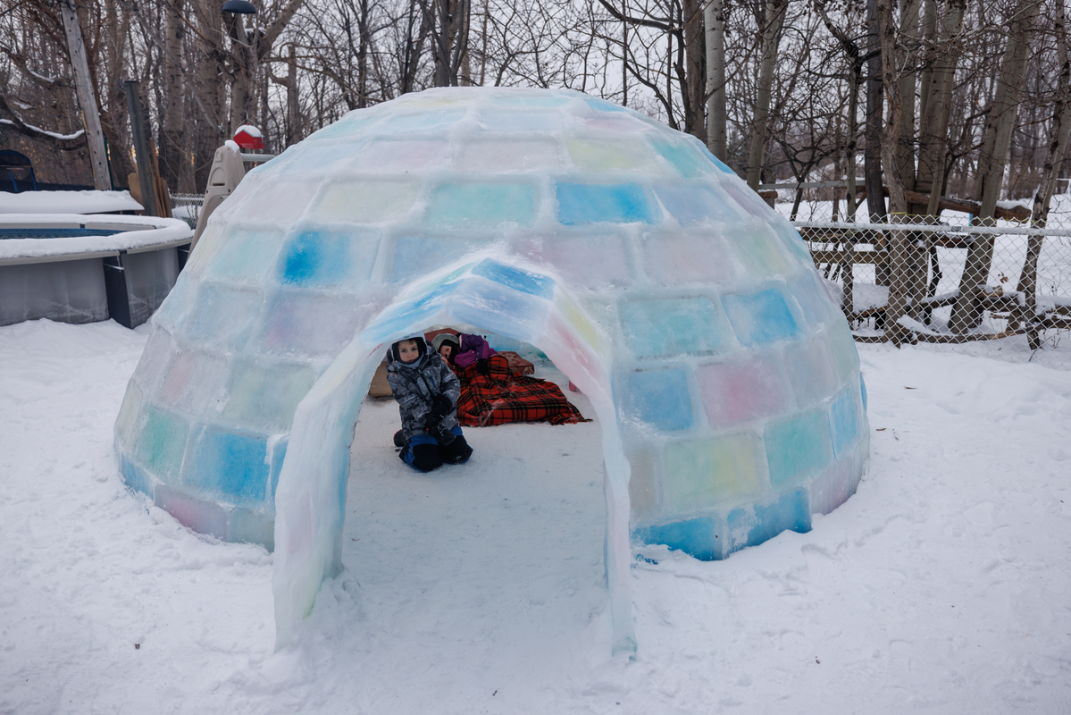 VIDÉO : Un gigantesque igloo dans leur cour