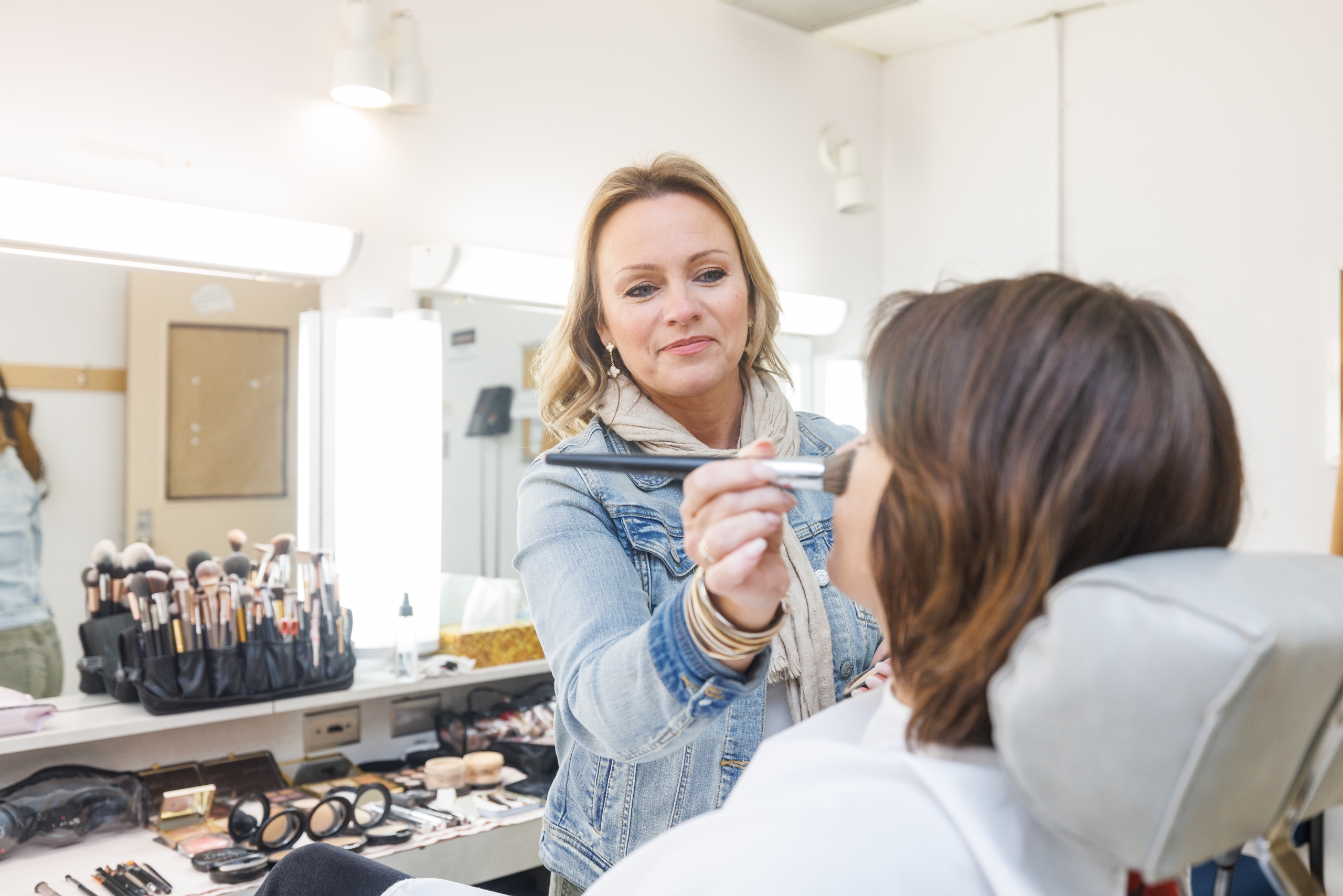 Elle maquille les visages du petit écran