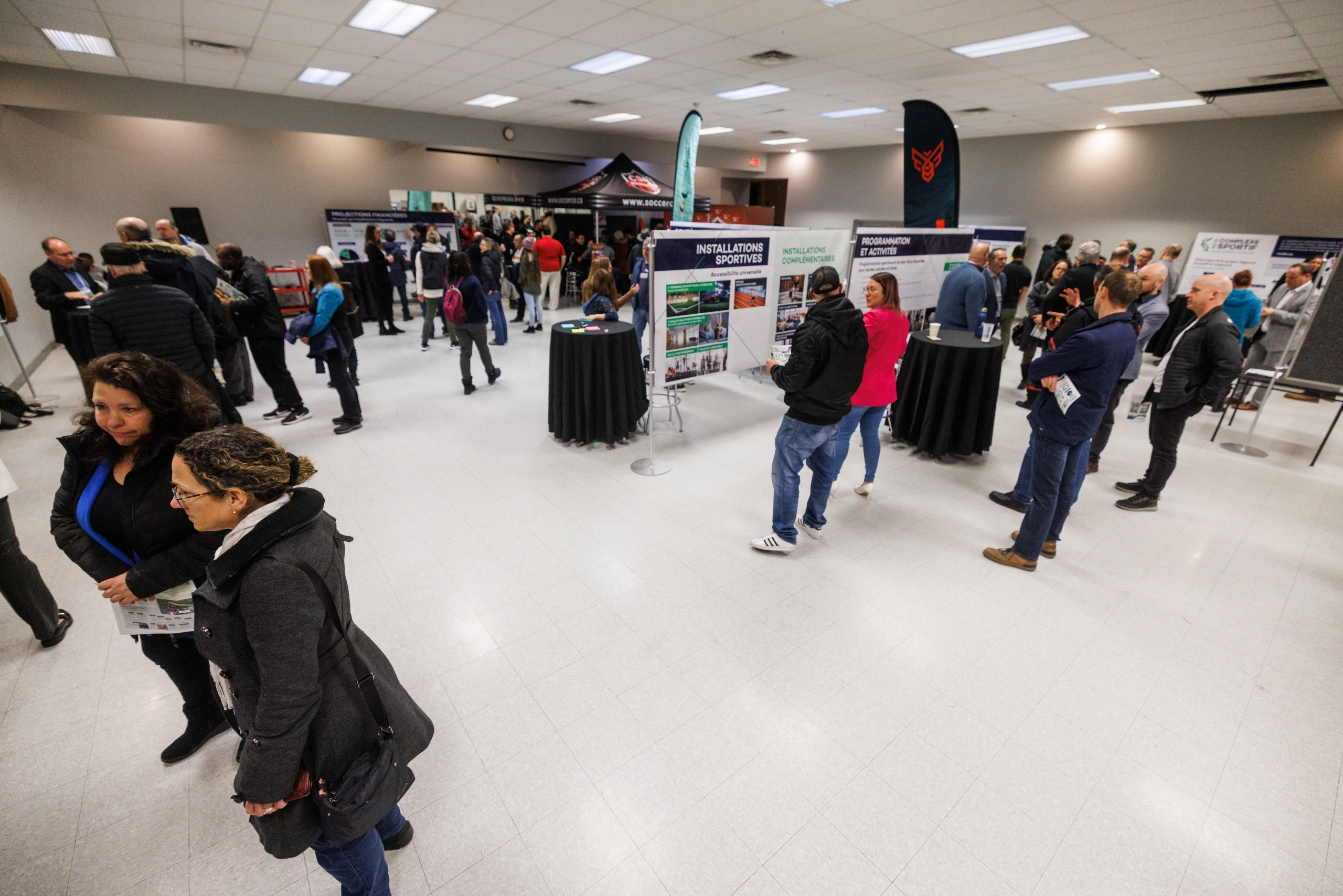 Complexe sportif : visite de la foire d’information en vidéo