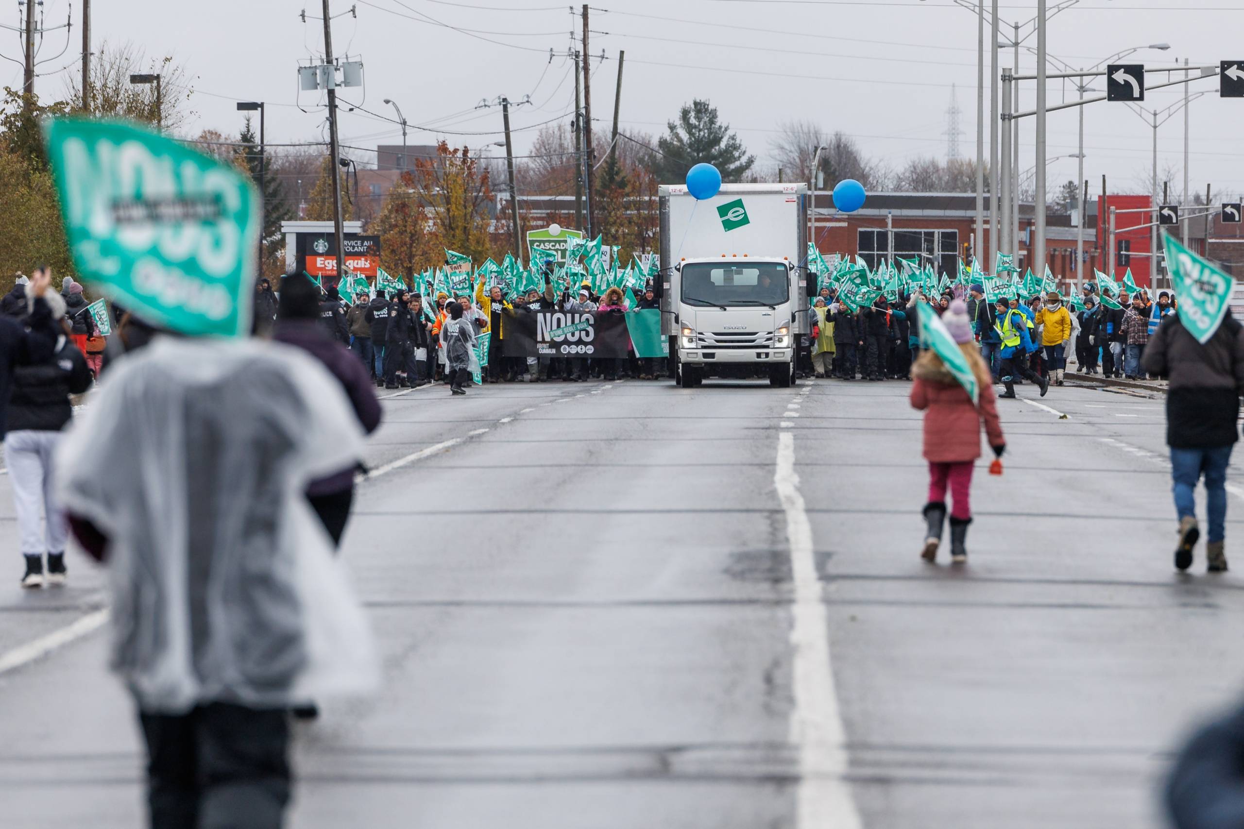 VIDÉOS – Grève du Front commun : plus de 3 000 manifestants dans les rues de La Prairie