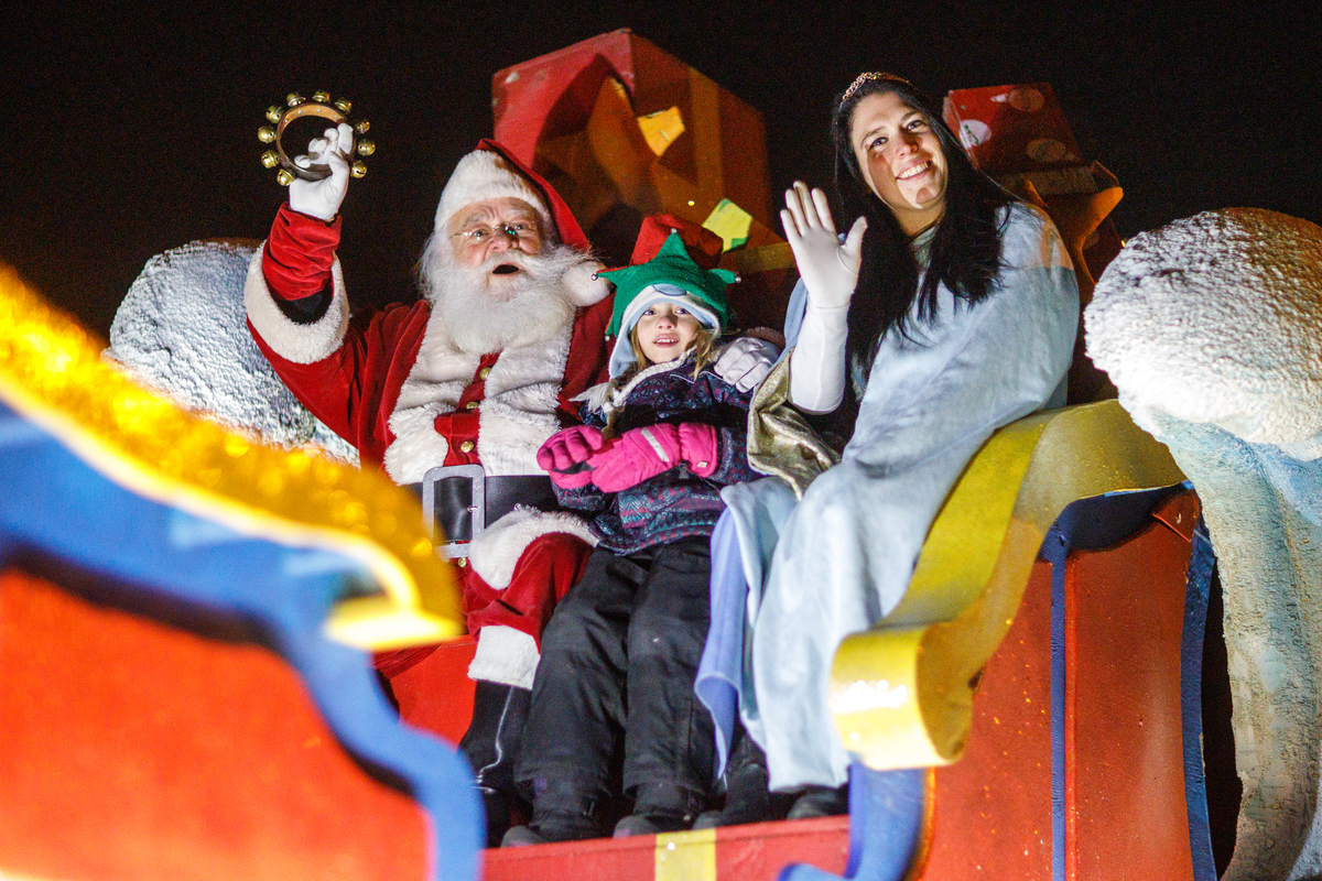 Le père Noël défilera dans les rues de trois villes