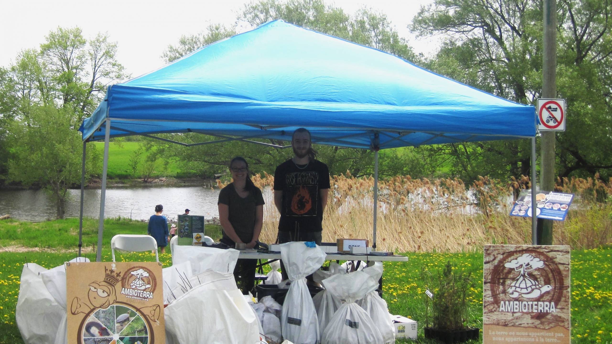 Distribution d&rsquo;arbres d&rsquo;Ambioterra le 13 mai