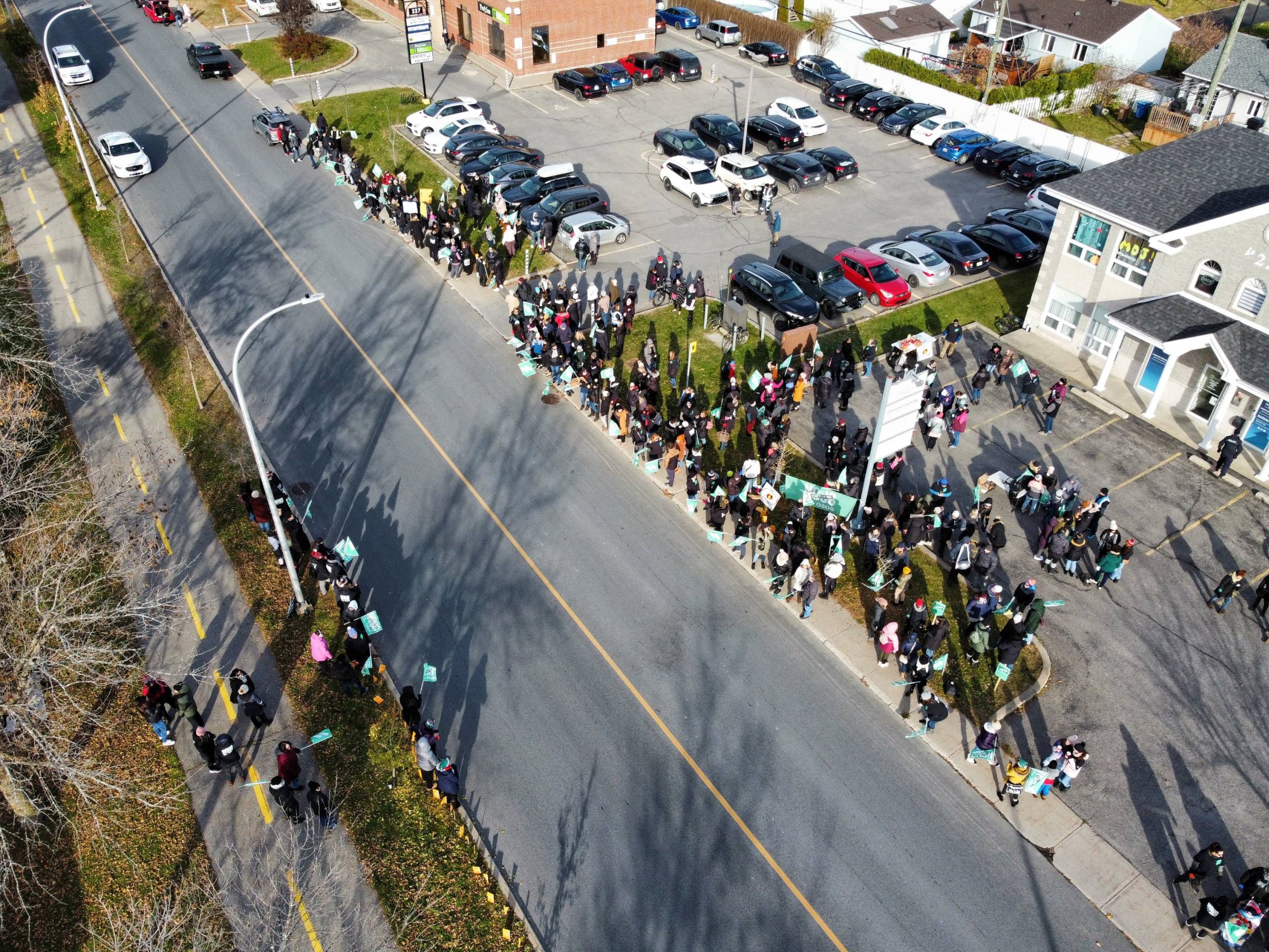 VIDÉO – Plus de 70 000 travailleurs en grève en Montérégie