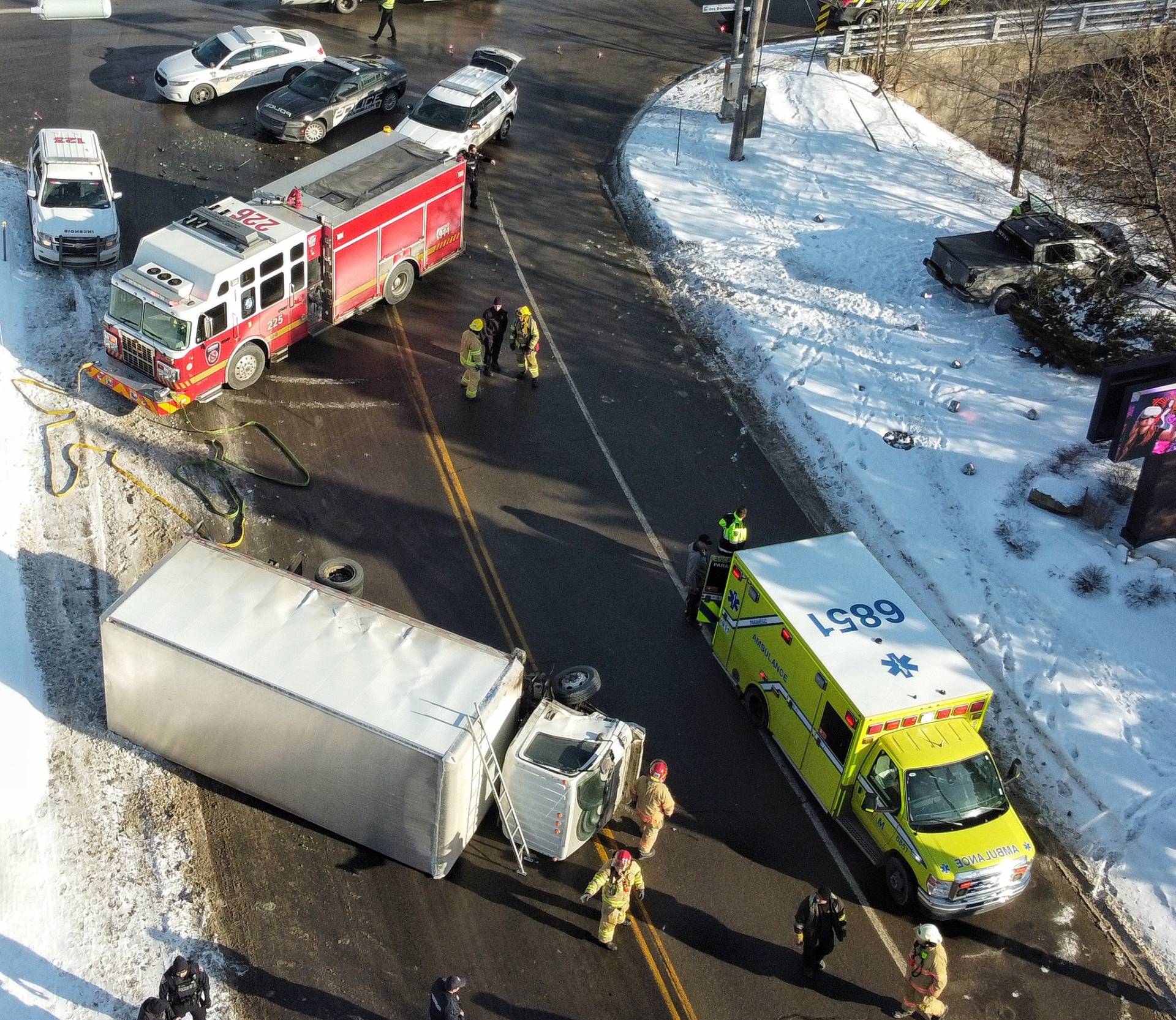Camion renversé à Saint-Constant